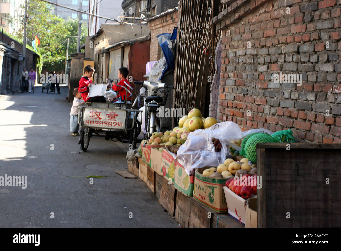 Bambini che giocano nell'Hutong a Pechino, Cina Foto Stock