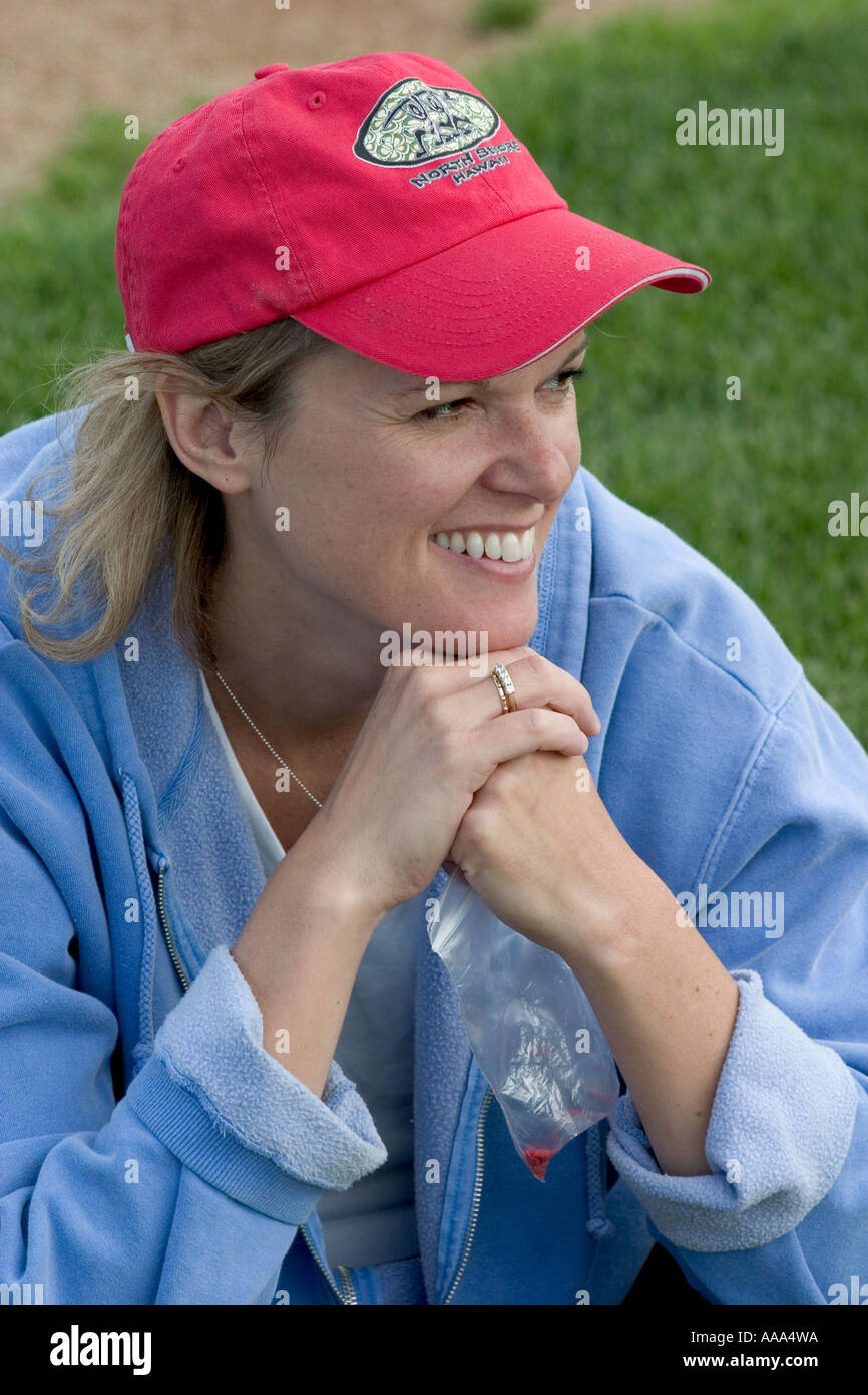 Happy mom età 35 guardando suo figlio giocare a calcio. Campo Carondelet da Expo scuola St Paul Minnesota MN USA Foto Stock