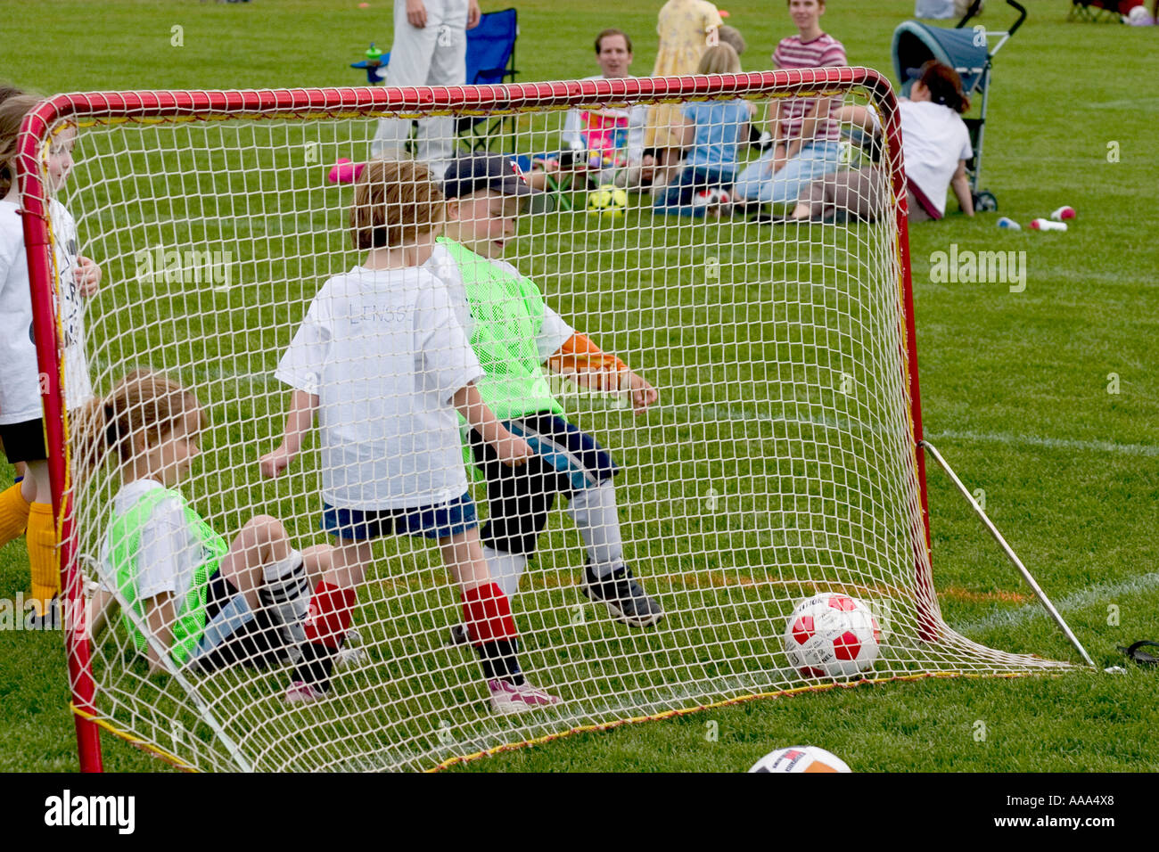 Mio nipote di punteggio del tempo di grandi dimensioni in un gioco di calcio per 4 anni a ragazzi e ragazze. Campo Carondelet St Paul Minnesota MN USA Foto Stock