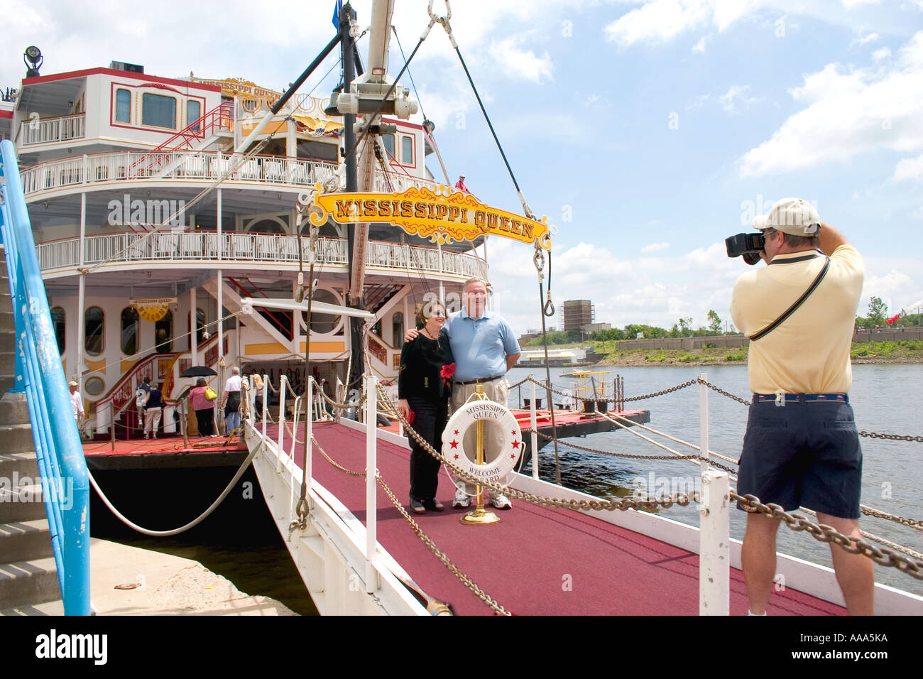 I viaggiatori possono essere fotografata sul Mississippi Queen paddlewheeler ormeggiata nel centro cittadino di San Paolo. St Paul Minnesota MN USA Foto Stock