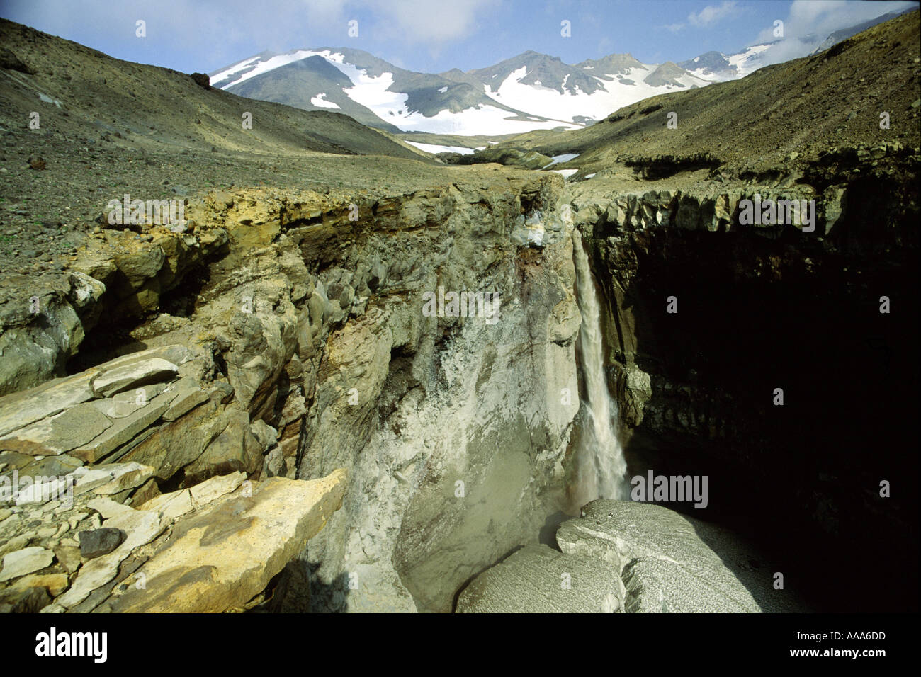 Cascata emesso dalla cima del vulcano Mutnovsky Mutnovski Kamchatka Russia Foto Stock