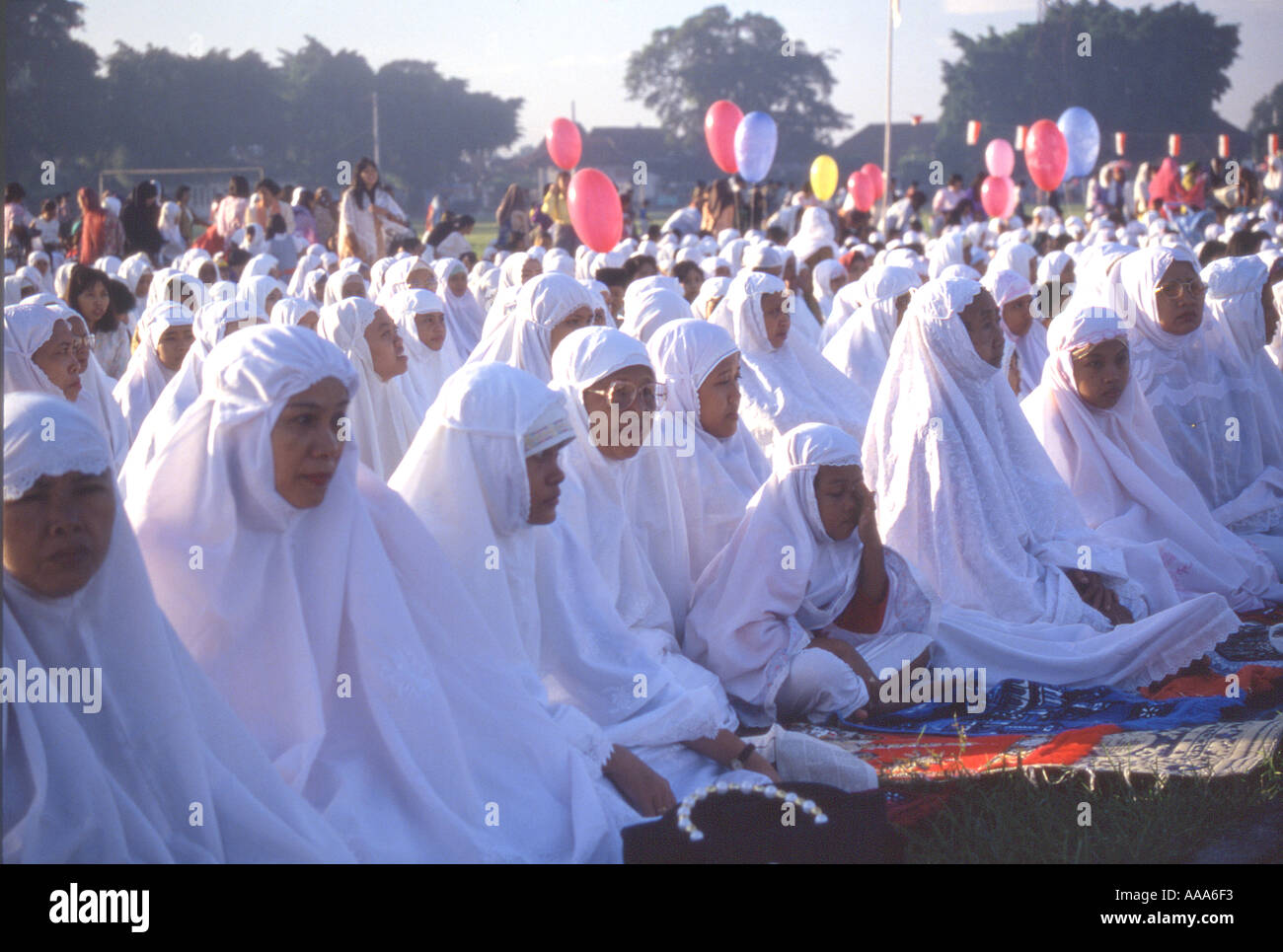 Indonesia Java Yogyakarta donne musulmane pregando Foto Stock