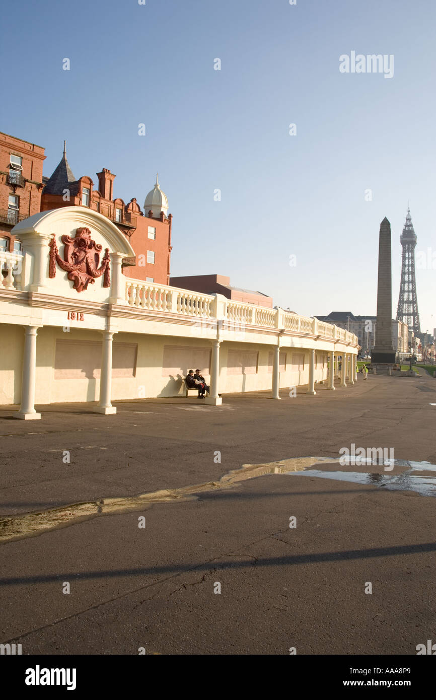 Blackpool Prom e la passerella a lato dell'Hotel Metropole Il cenotafio e Torre in background, il Lancashire,Inghilterra.UK,GB Foto Stock