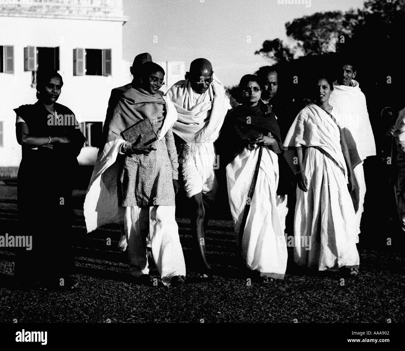 IND030607 Mohandas Karamchand Gandhi o il Mahatma Gandhi lascia per eveing preghiere a Nuova Delhi il 15 ottobre 1947 Gandhi la s Foto Stock