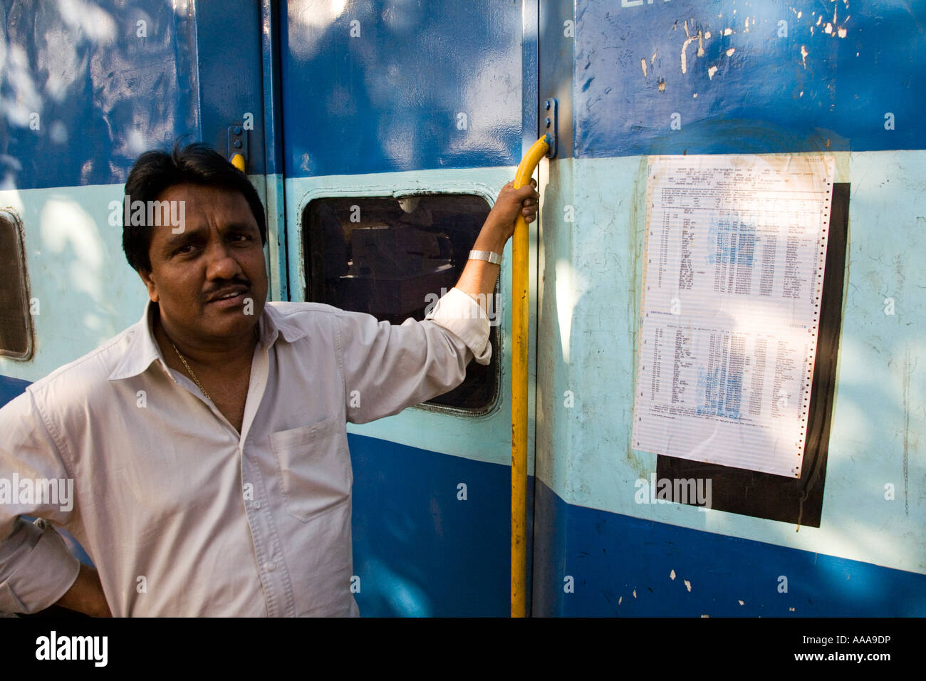 Maharastra a Kerala sulla ferrovia Konkan un uomo in piedi al di fuori del treno accanto a un pasengerlist Foto Stock