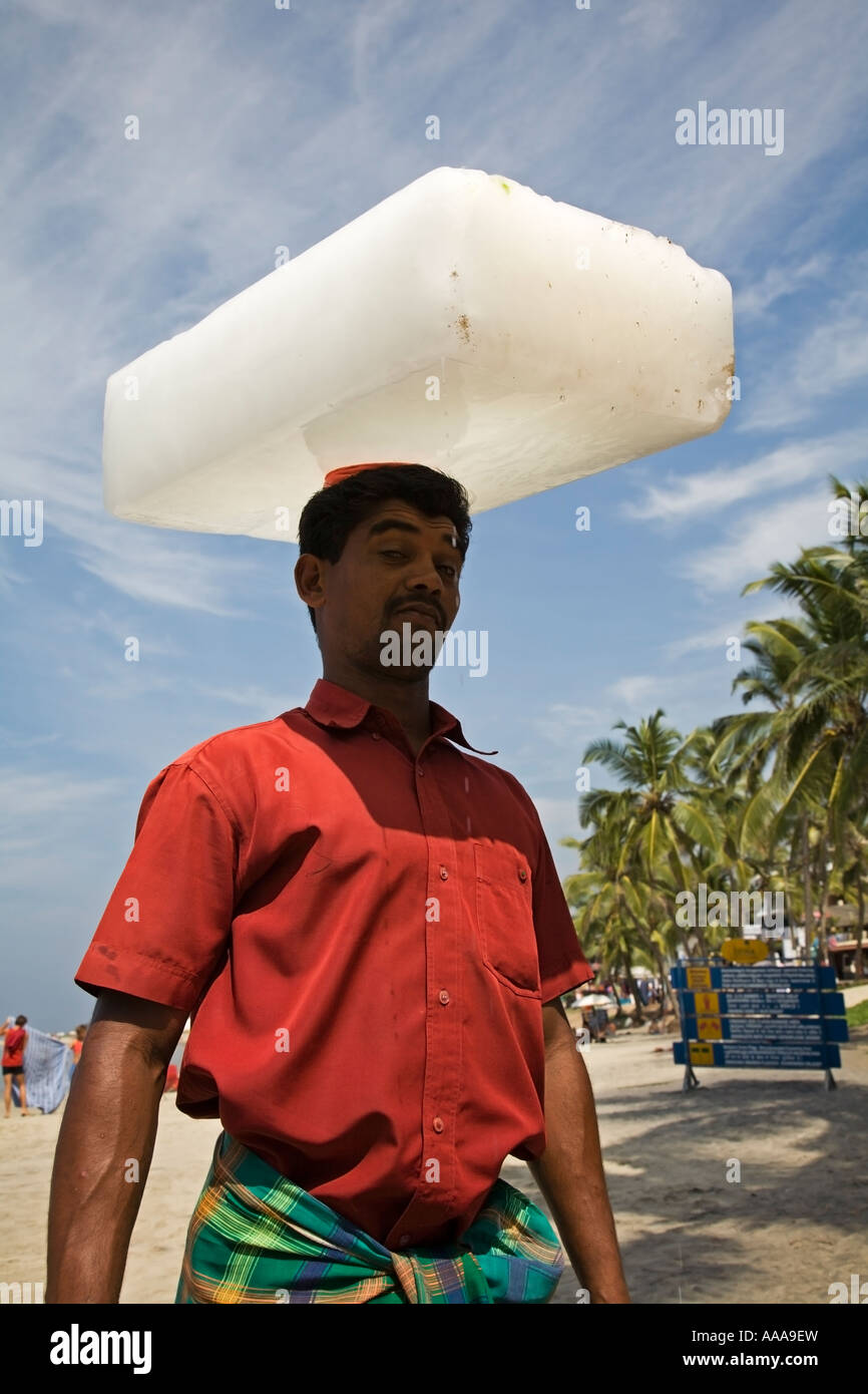 India Kerala Kovalam come per mantenere la testa raffreddare in Kovalam Porter portando blocco di ghiaccio al ristorante 2006 Foto Stock