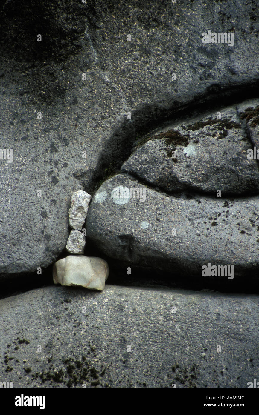 Rocce intrappolato nella parete moutain Foto Stock