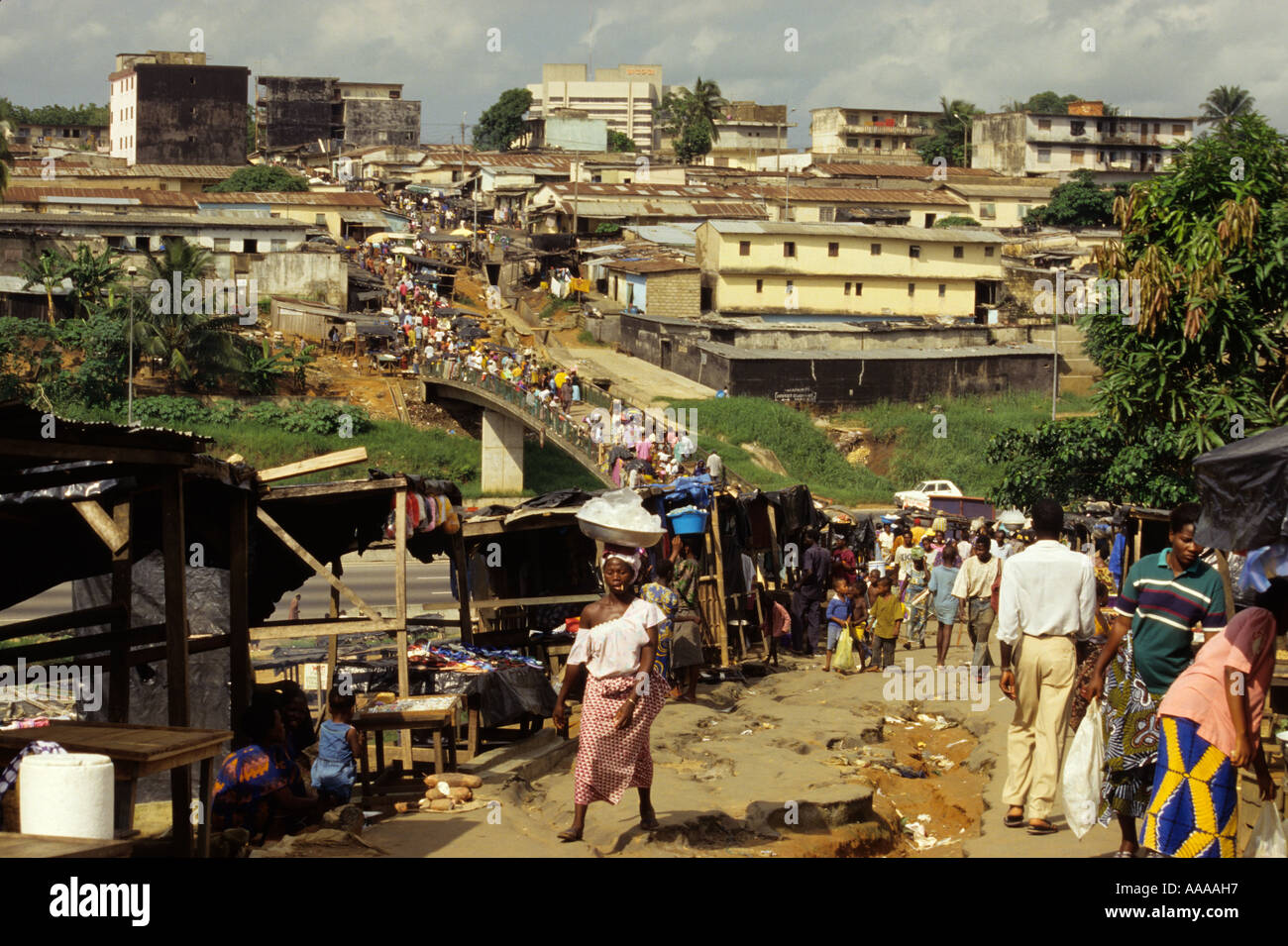 Abidjan, Costa d'Avorio, Costa d'Avorio, in Africa occidentale. Ponte pedonale su sei corsie. Foto Stock