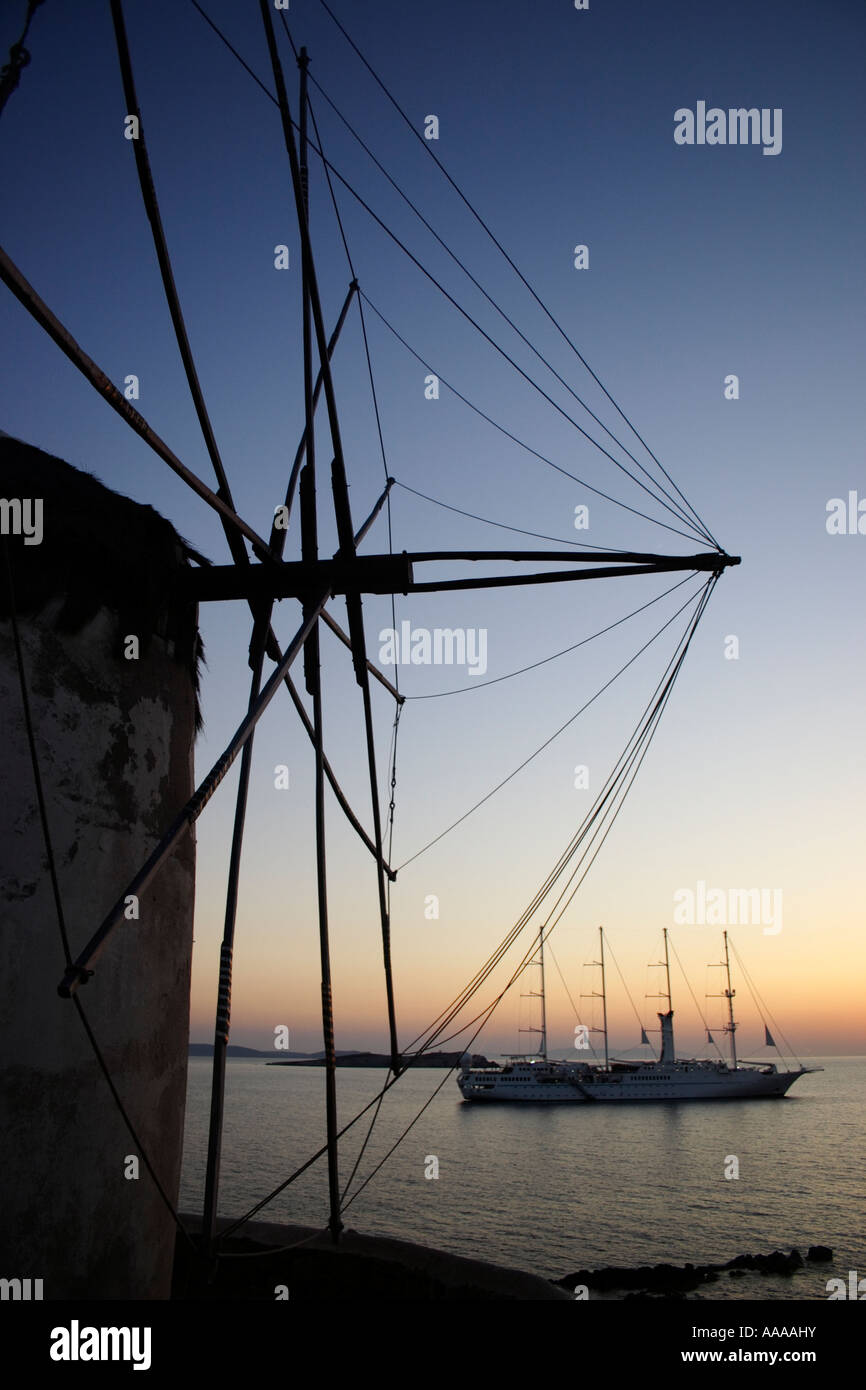 Il mulino a vento, barca vela Mykonos Grecia Foto Stock