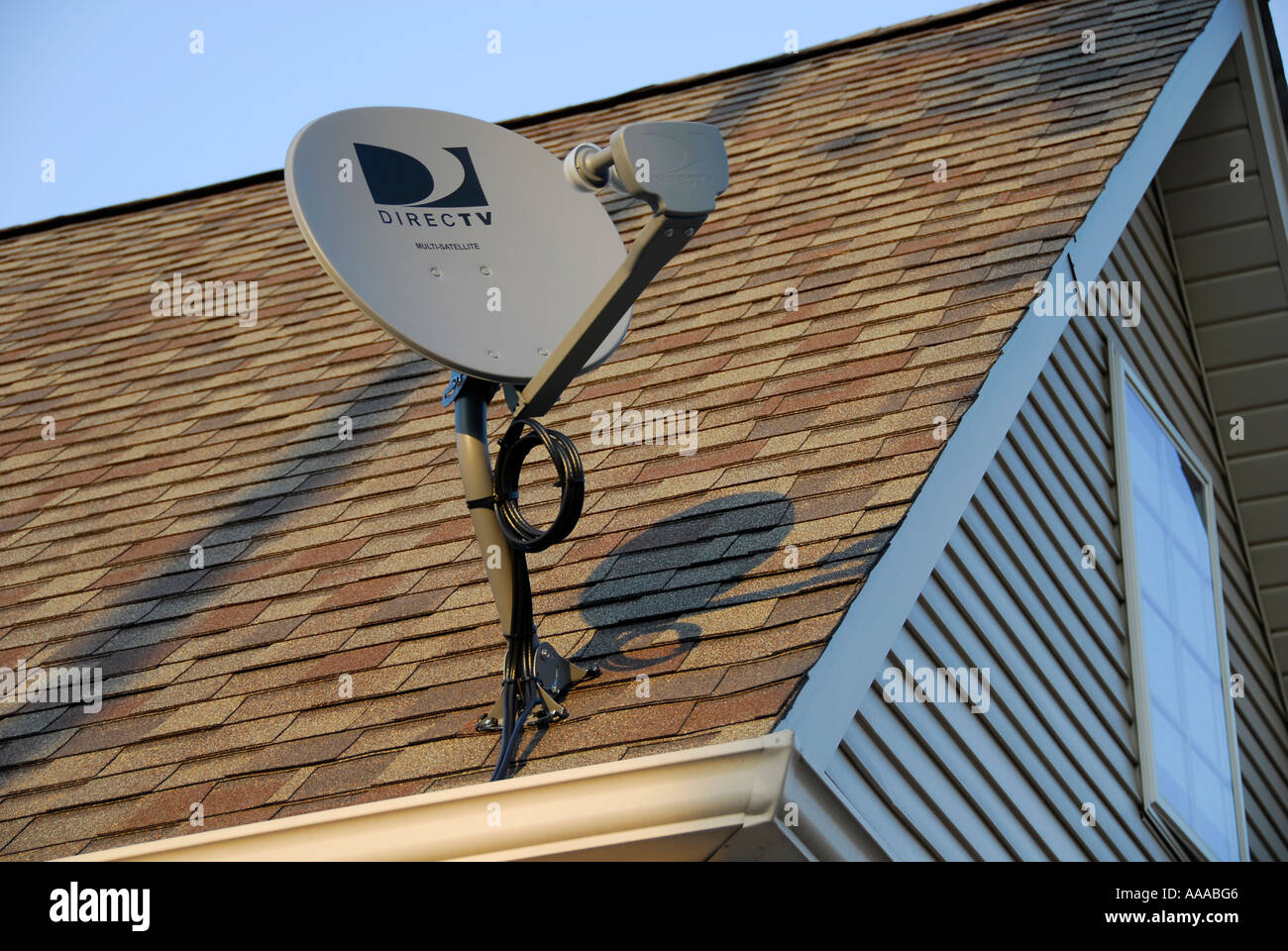 Una parabola satellitare sul tetto di una casa fornisce proprietario di  casa con scelte per la televisione radio e connessione a internet ad alta  velocità Foto stock - Alamy