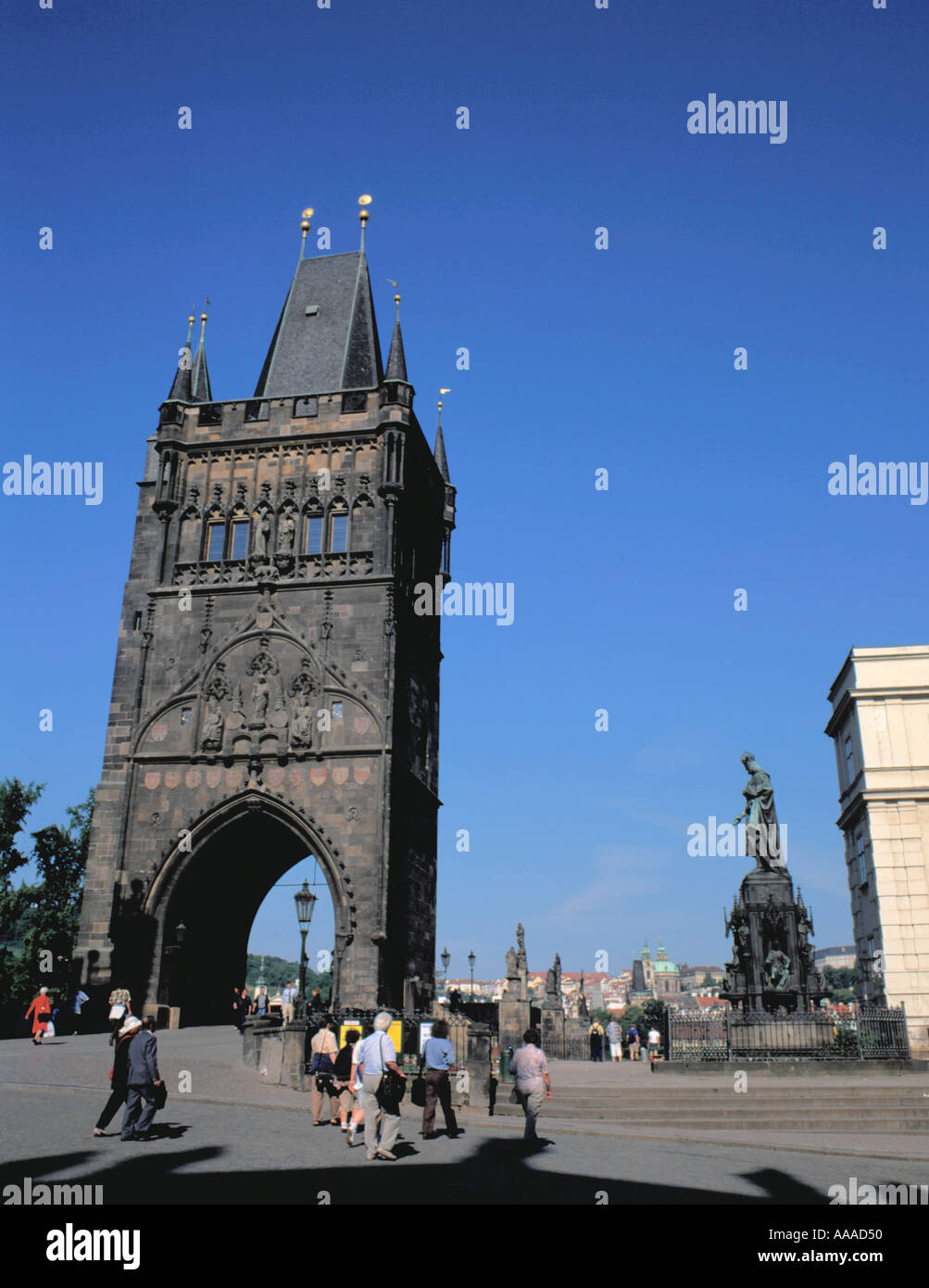 Il pittoresco ornati in Torre del Ponte della Città Vecchia con Karlûv la maggior parte (Charles Bridge) oltre, Praga, Repubblica ceca, Foto Stock
