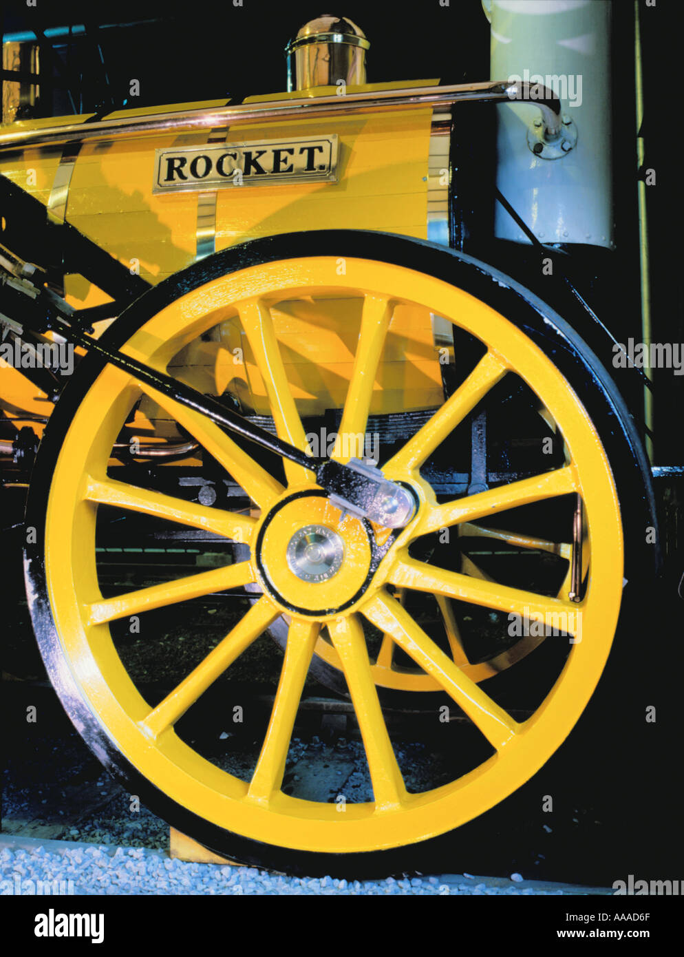 Dettaglio di una ruota di George Stephenson's "Rocket", National Railway Museum di York, North Yorkshire, Inghilterra, Regno Unito. Foto Stock