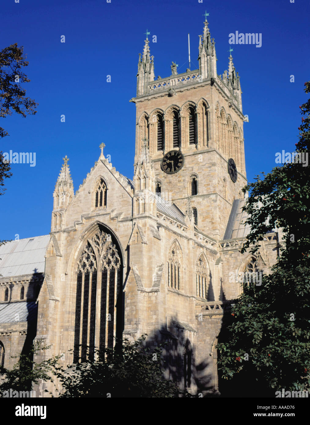 Pittoresca facciata a sud dell'Abbazia di Santa Maria e San Germaine, Selby, North Yorkshire, Inghilterra, Regno Unito. Foto Stock