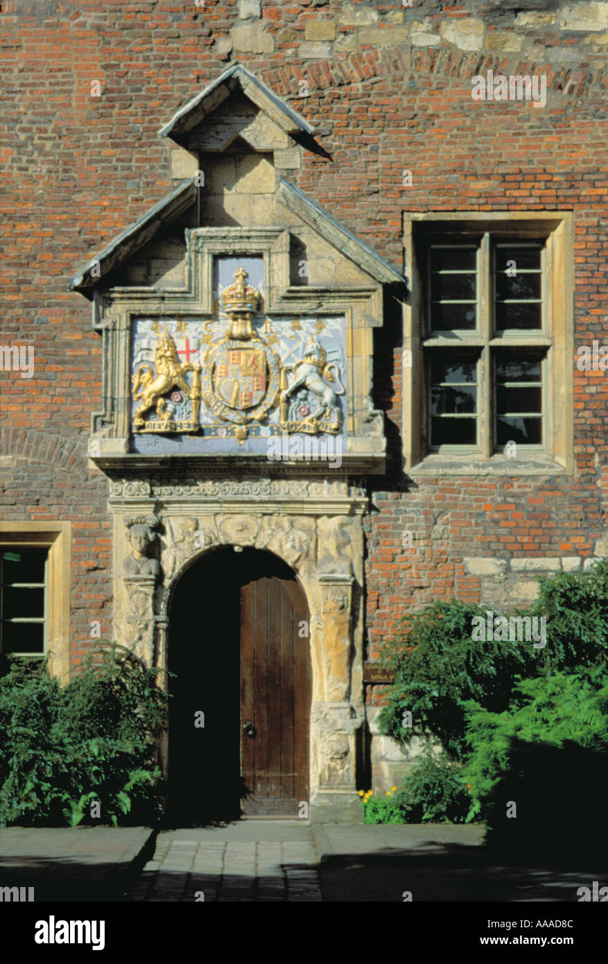Il pittoresco ingresso porta fino a King Manor, York, North Yorkshire, Inghilterra, Regno Unito. Foto Stock