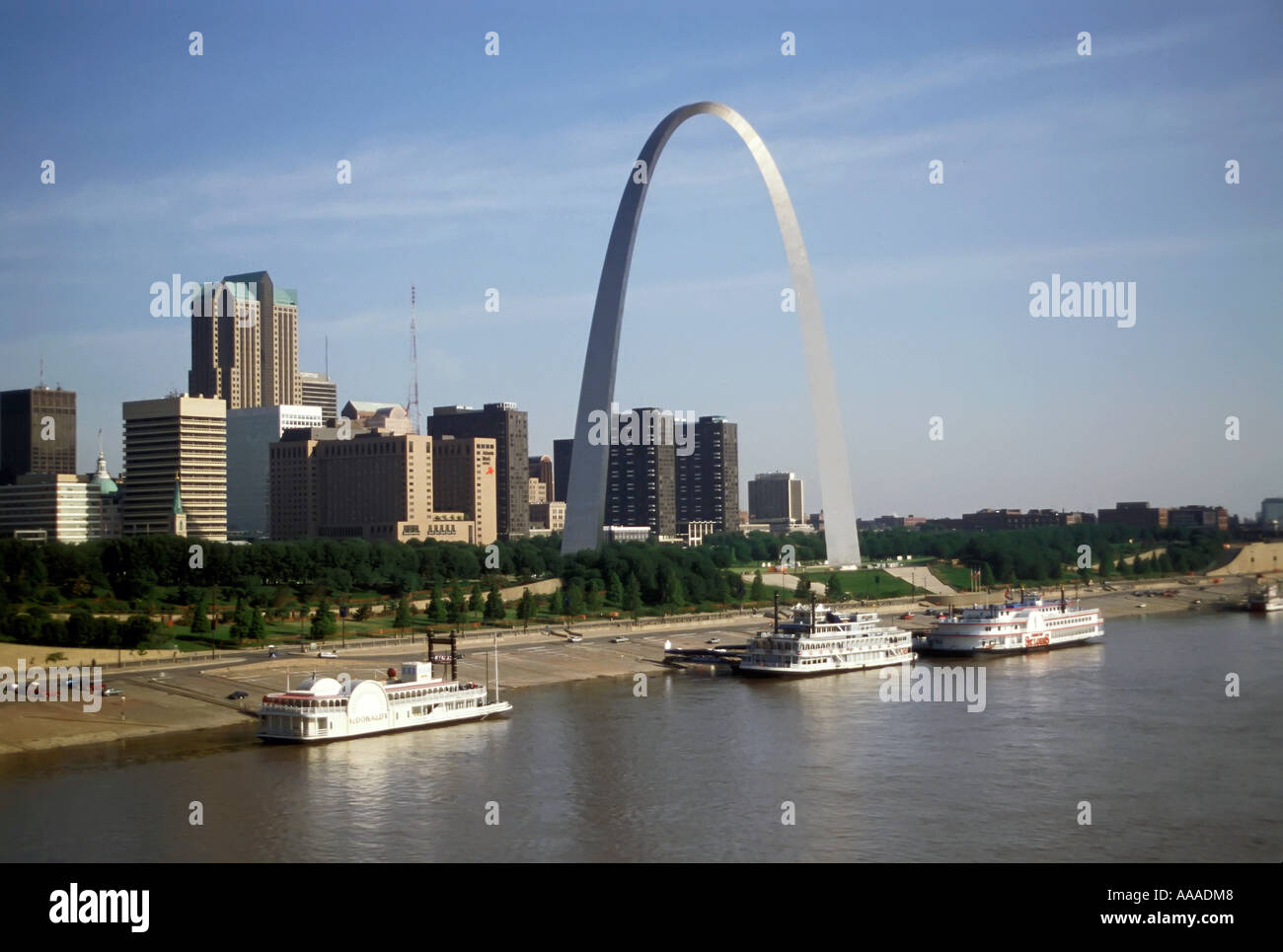 St Louis nel Missouri MO dello skyline della città sulle rive del fiume Mississippi Foto Stock