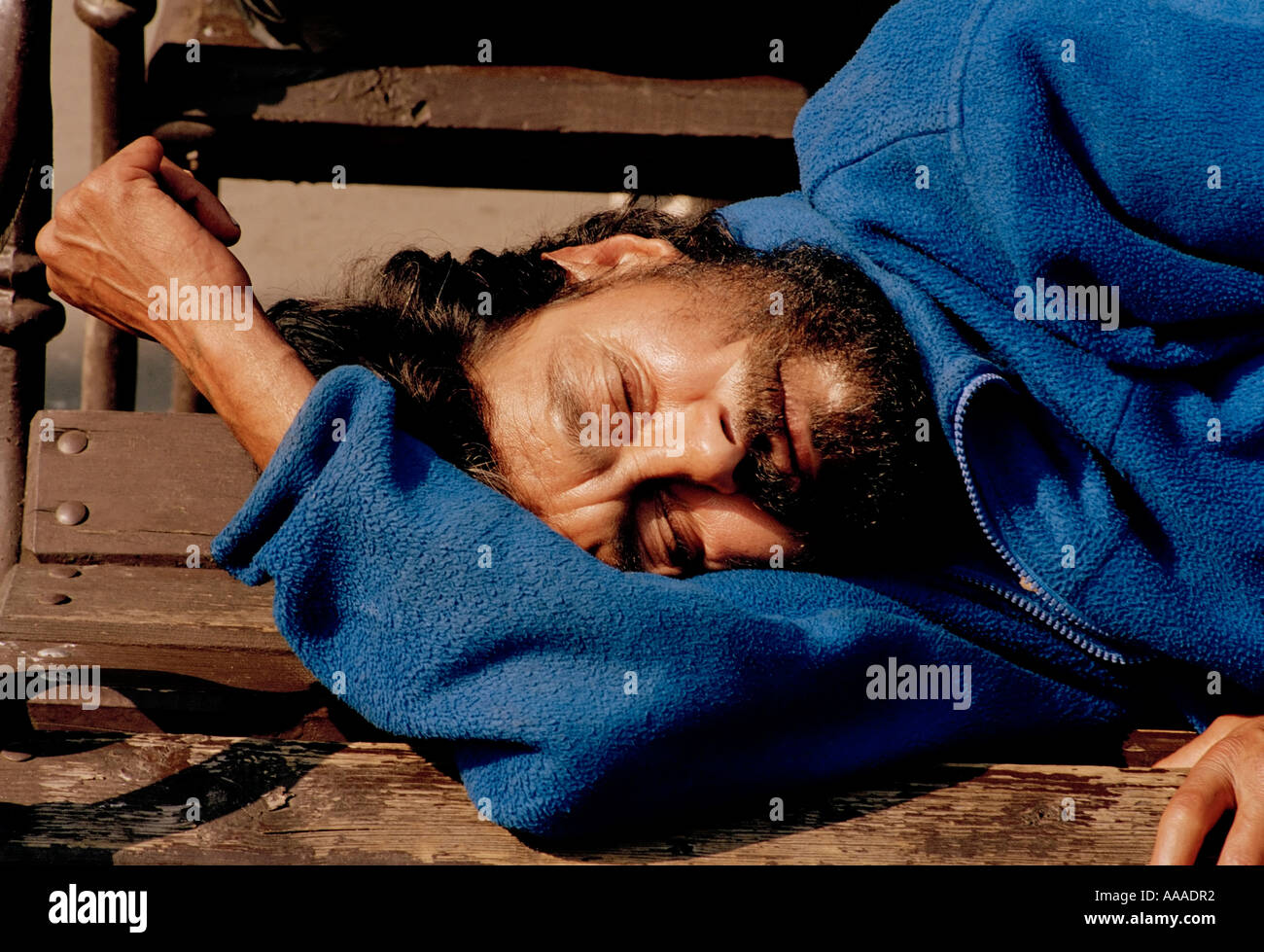 Uomo dorme su una panchina in Ungheria Foto Stock