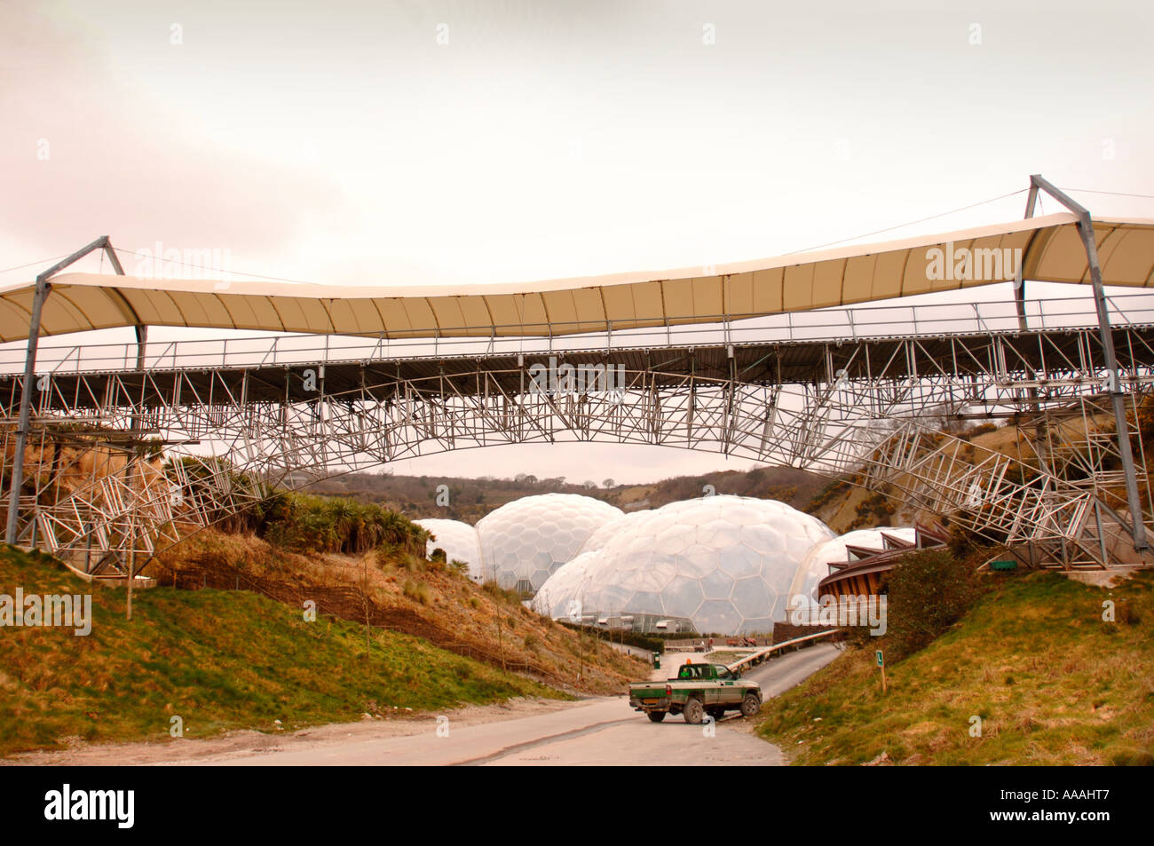 Progetto Eden biomi con il nuovo ponte pedonale coperto Foto Stock