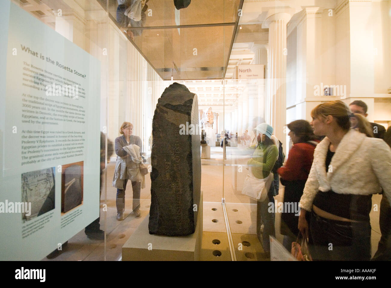 La gente guarda la Rosetta Stone British Museum London Inghilterra England Foto Stock