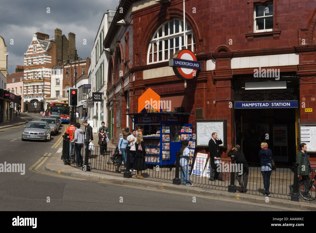 Stazione della metropolitana di Hampstead High Street e Heath Street, Hampstead Village, London NW3. Inghilterra anni '2006 2000 Regno Unito. HOMER SYKES Foto Stock