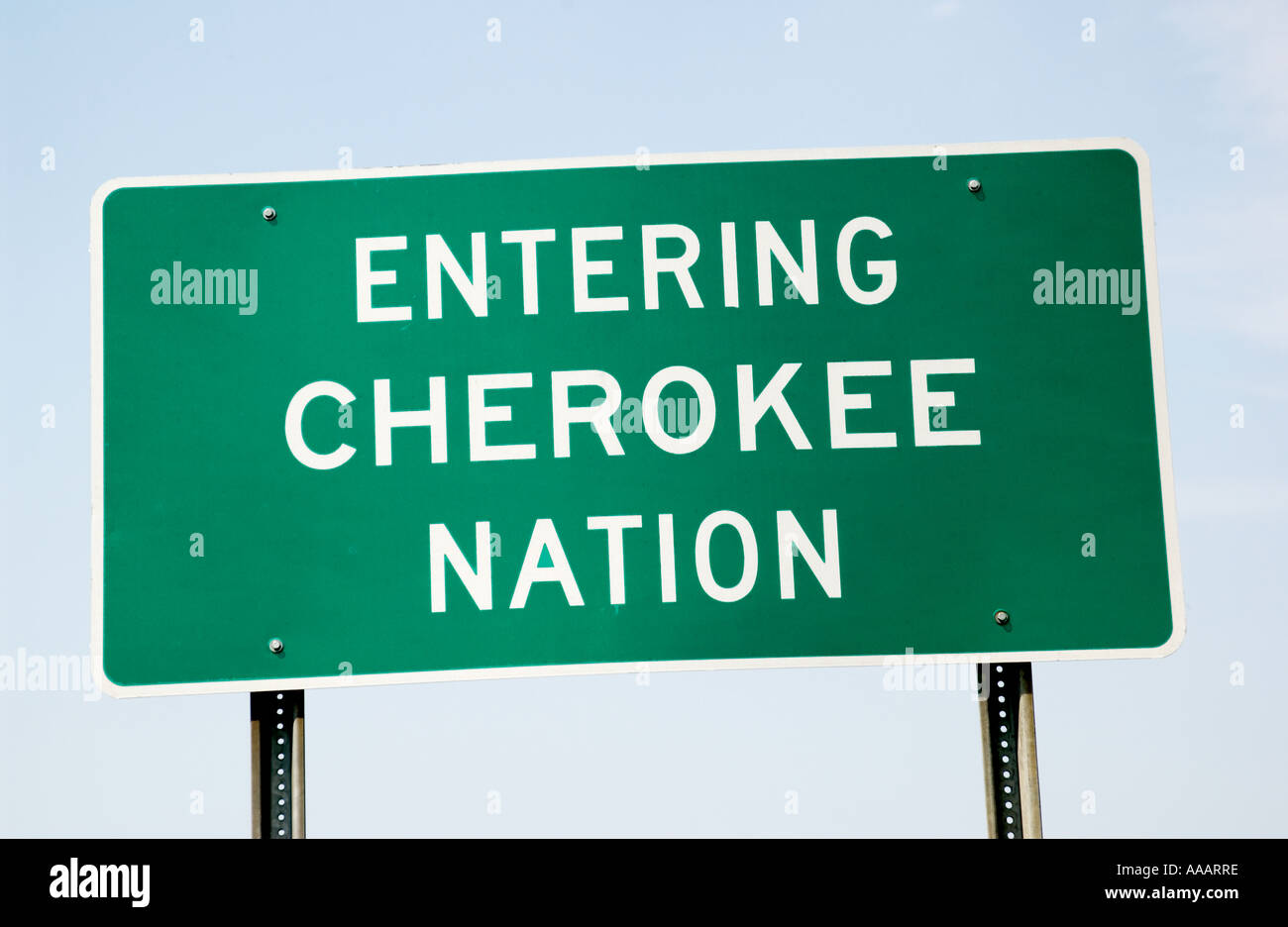 Entrando nella Nazione Cherokee, segui un cartello lungo la strada in Oklahoma, USA, che indica il territorio tribale e la sovranità indigena. Foto Stock