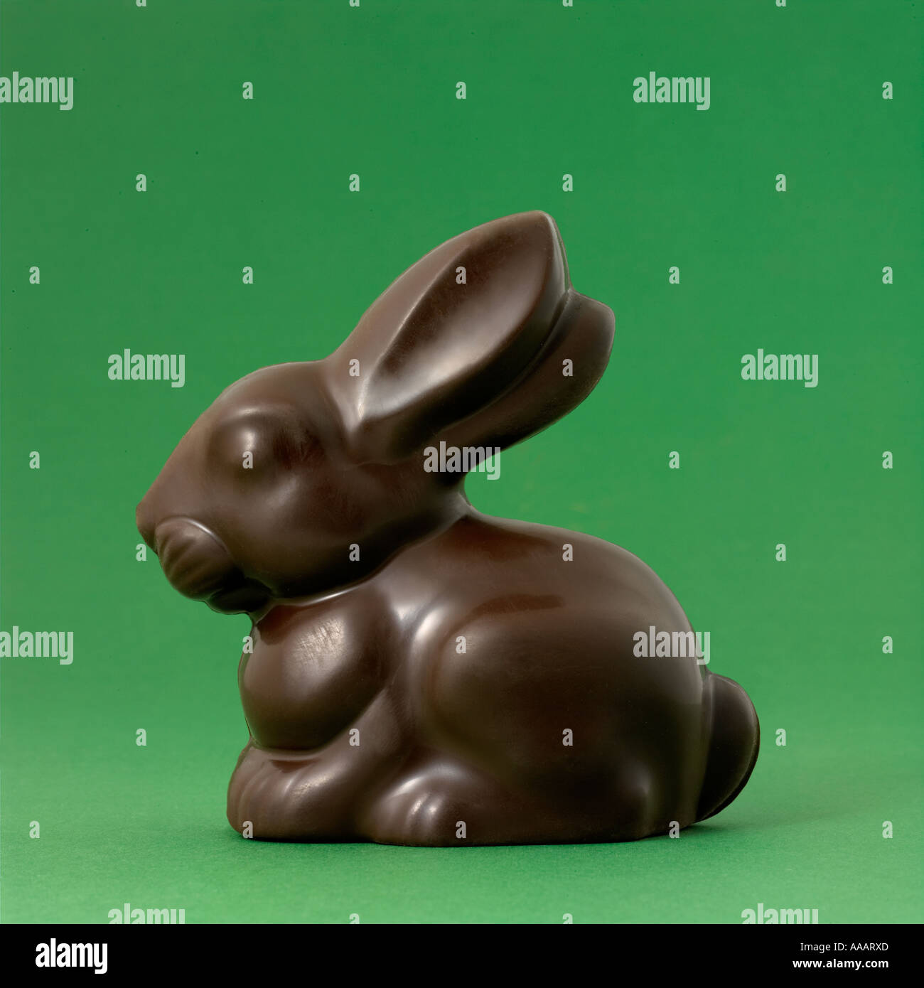 Il coniglio di cioccolato su uno sfondo verde Foto Stock
