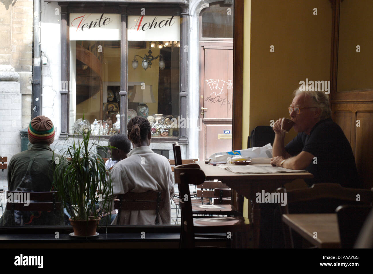 Un uomo che beve caffè in un bar nel centro di Bruxelles, Belgio. Foto Stock