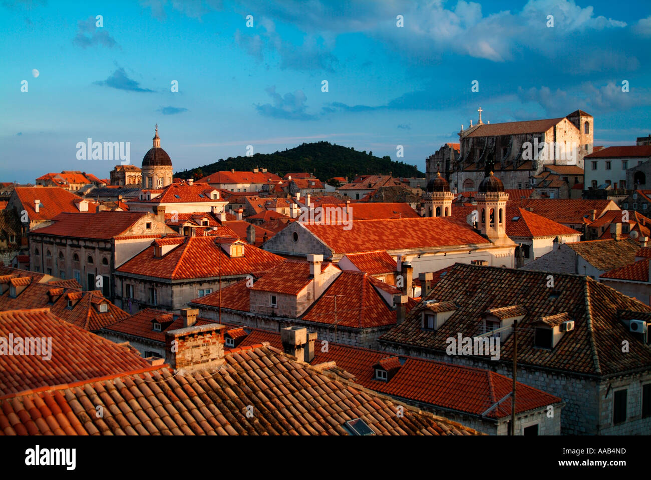 Rosso sui tetti della città di Dubrovnik Croazia Foto Stock