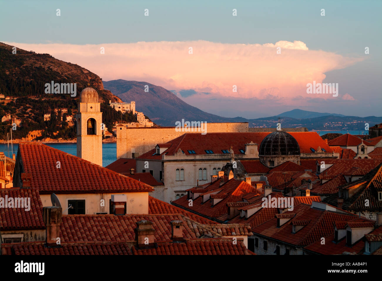 Rosso sui tetti della città di Dubrovnik Croazia Foto Stock