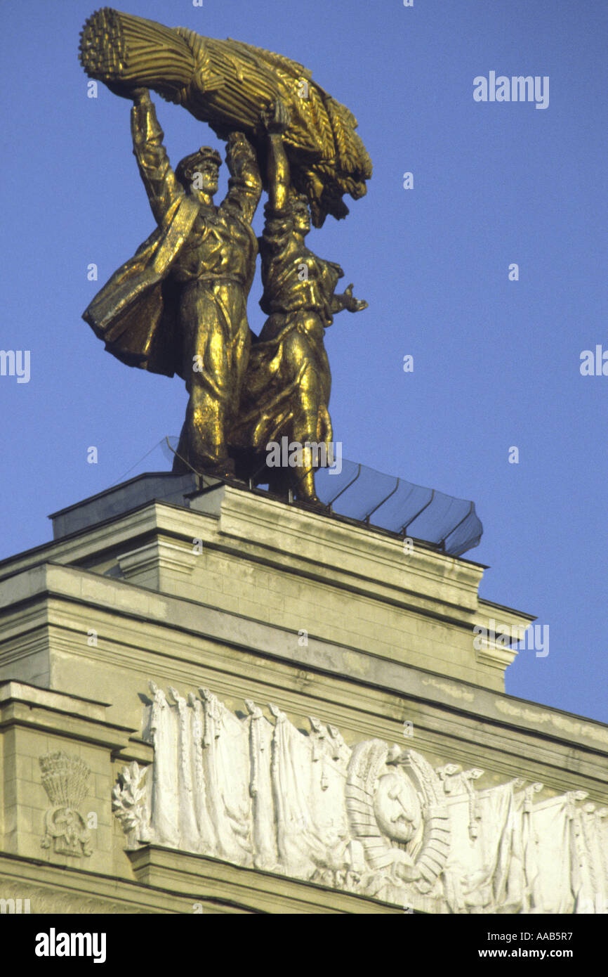 Statua del conducente del trattore e azienda agricola collettiva lavoratore presso la All-Russia al centro esposizioni di Mosca Foto Stock