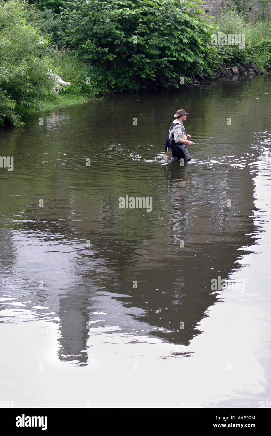 Un pescatore sul l'fiume Ourthe a La Roche en Ardenne in Belgio. Foto Stock