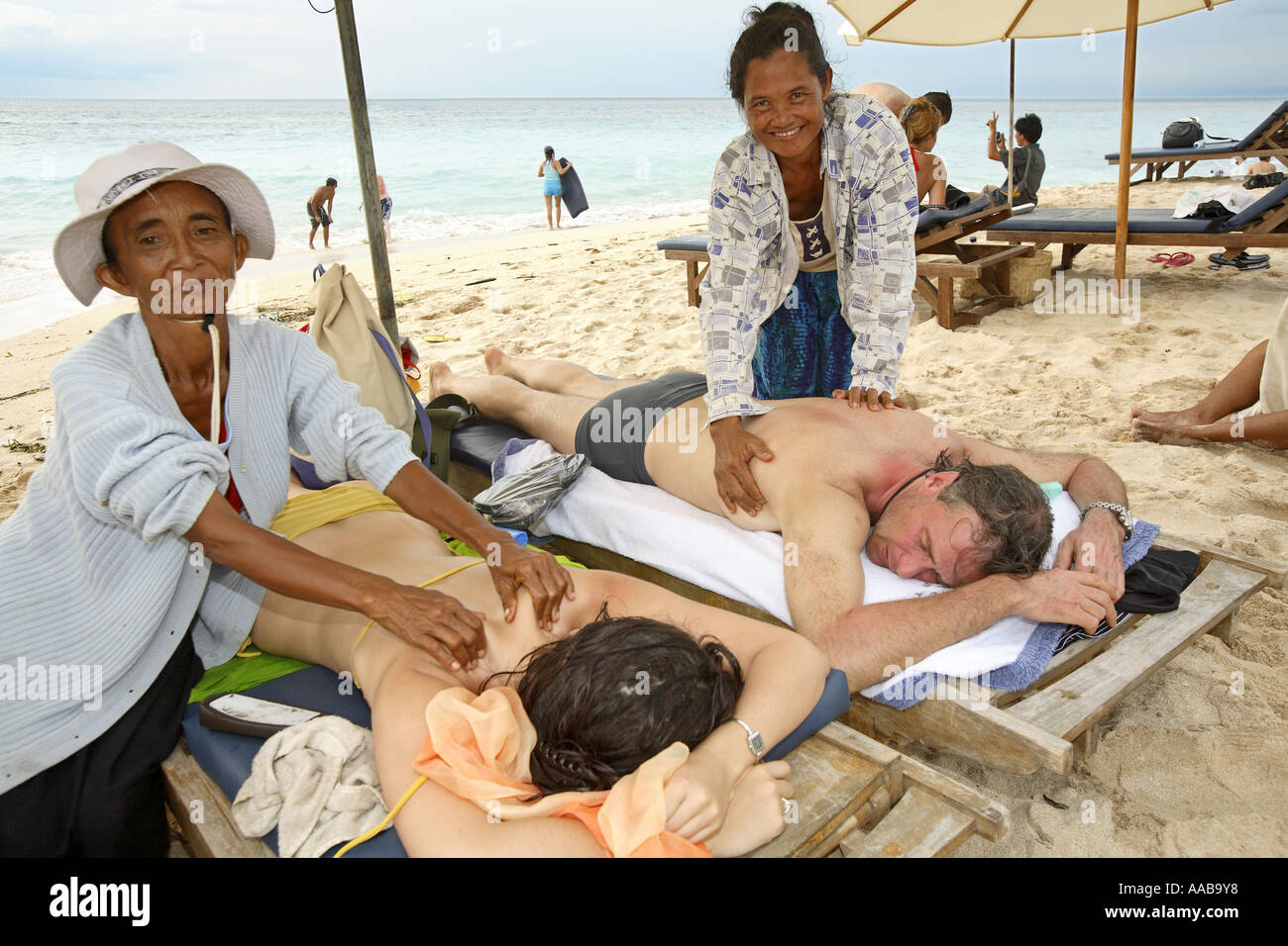 Massaggi sulla spiaggia, Bali, Indonesia Foto stock - Alamy