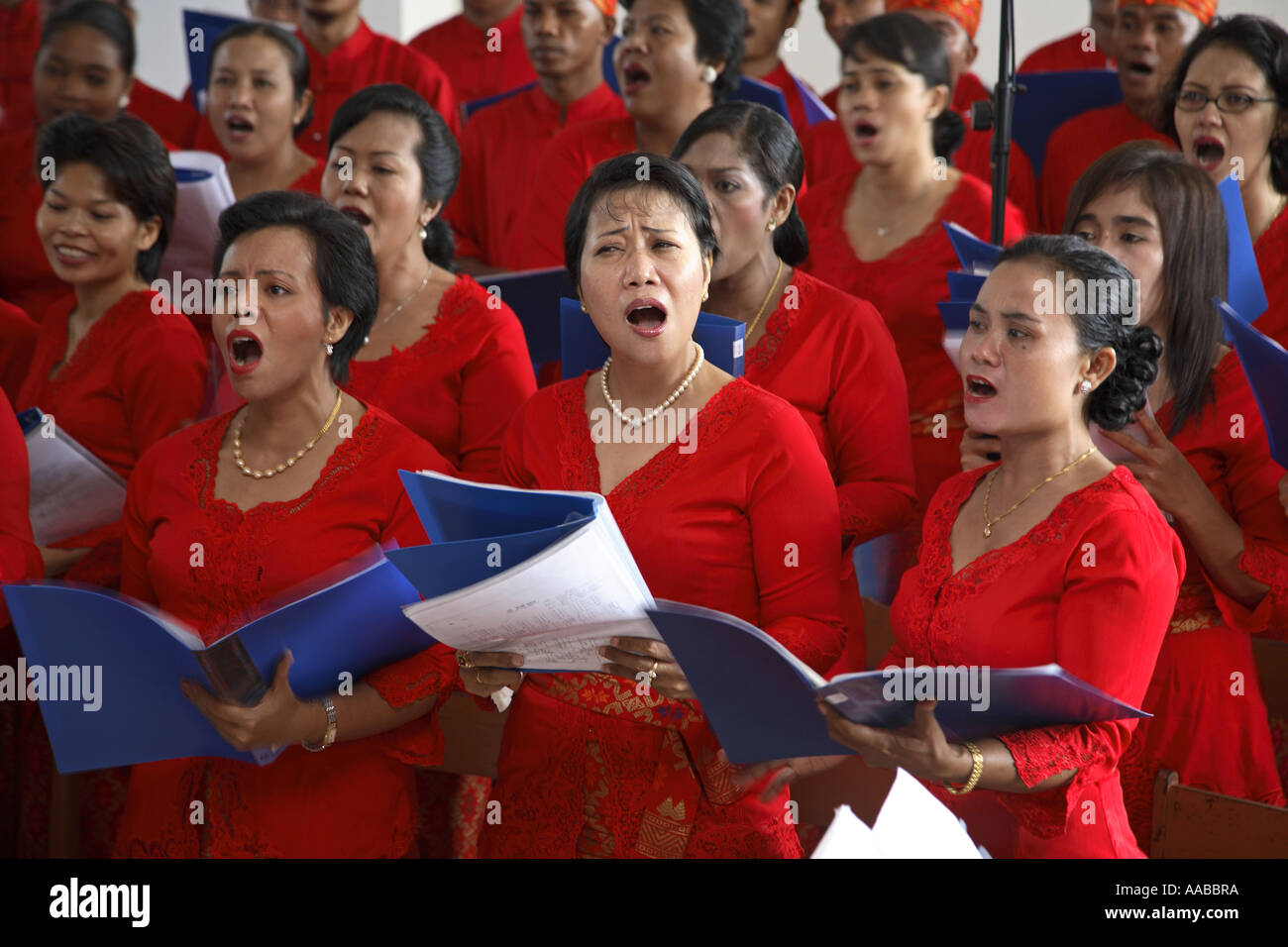 Coro cantando nella messa della Chiesa Cattolica, Kuta Bali, Indonesia Foto Stock