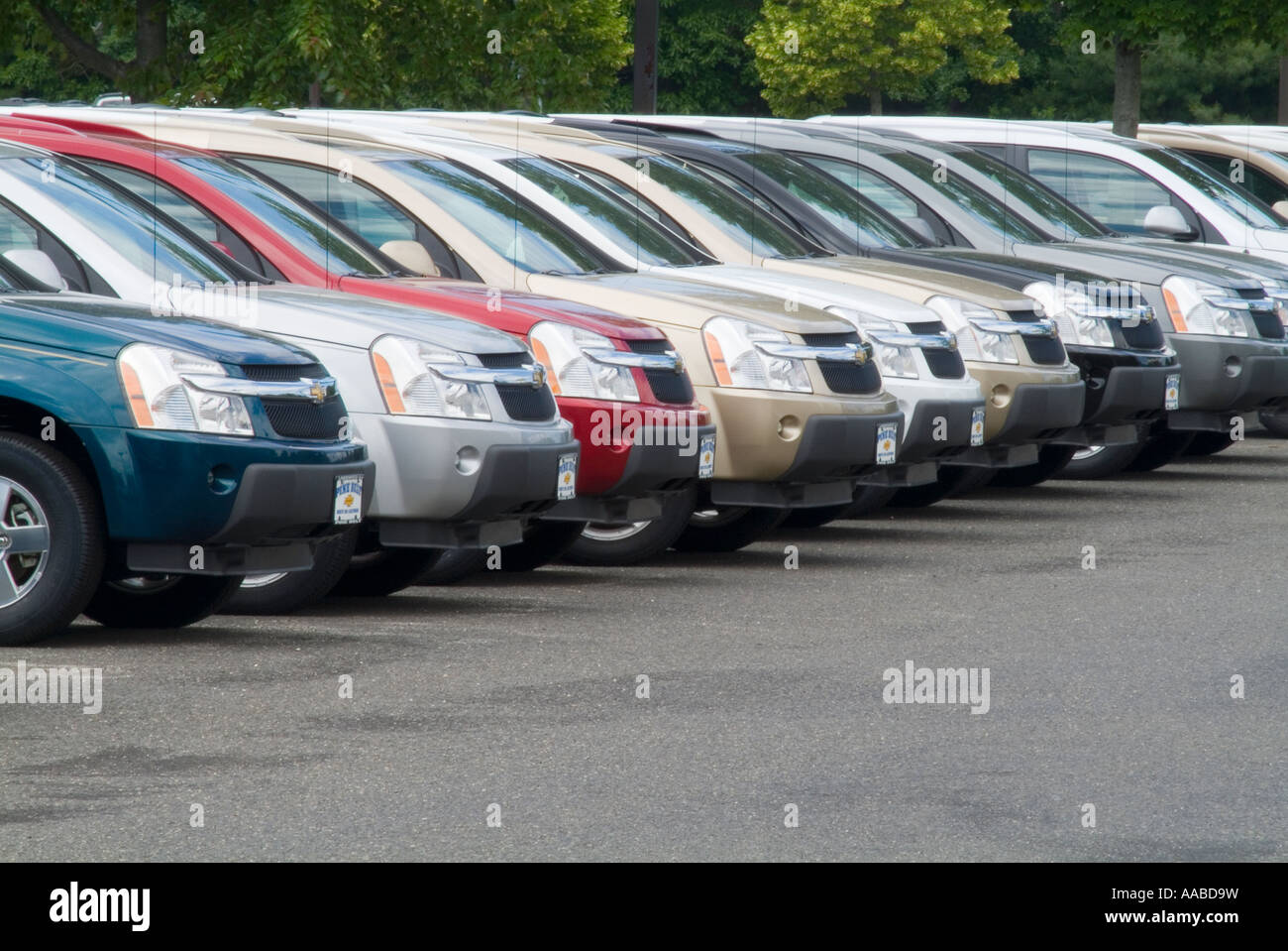 Le righe delle autovetture nuove in vendita nella nuova concessionaria auto Parcheggio Foto Stock