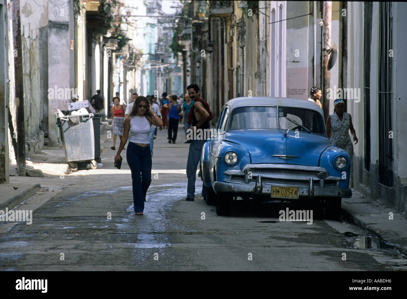 Scena di strada a l'Avana, con la classica auto americana e pedoni, Cuba Foto Stock