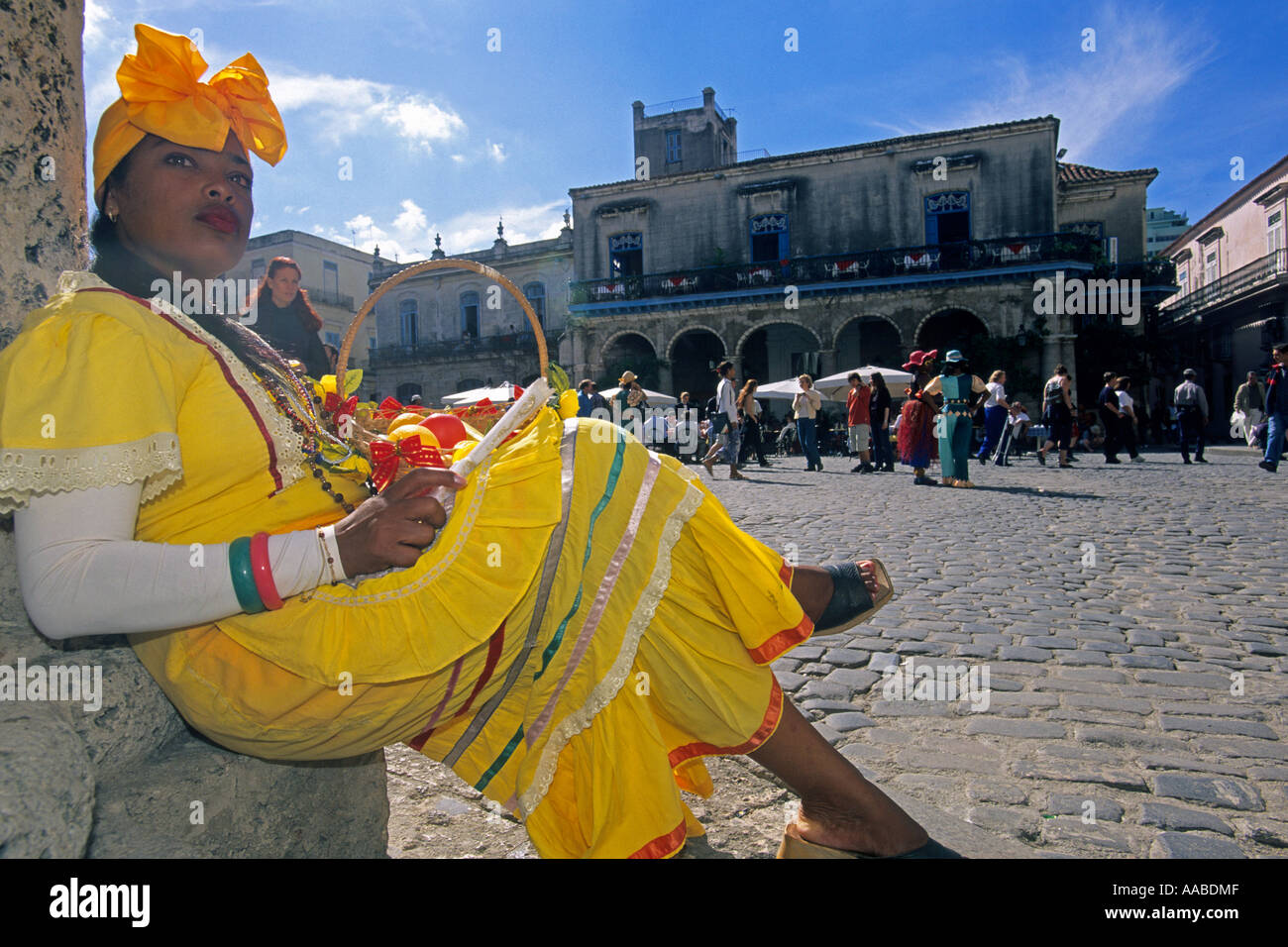 Tradizionale donna cubana, la piazza della cattedrale, Havana, Cuba Foto Stock