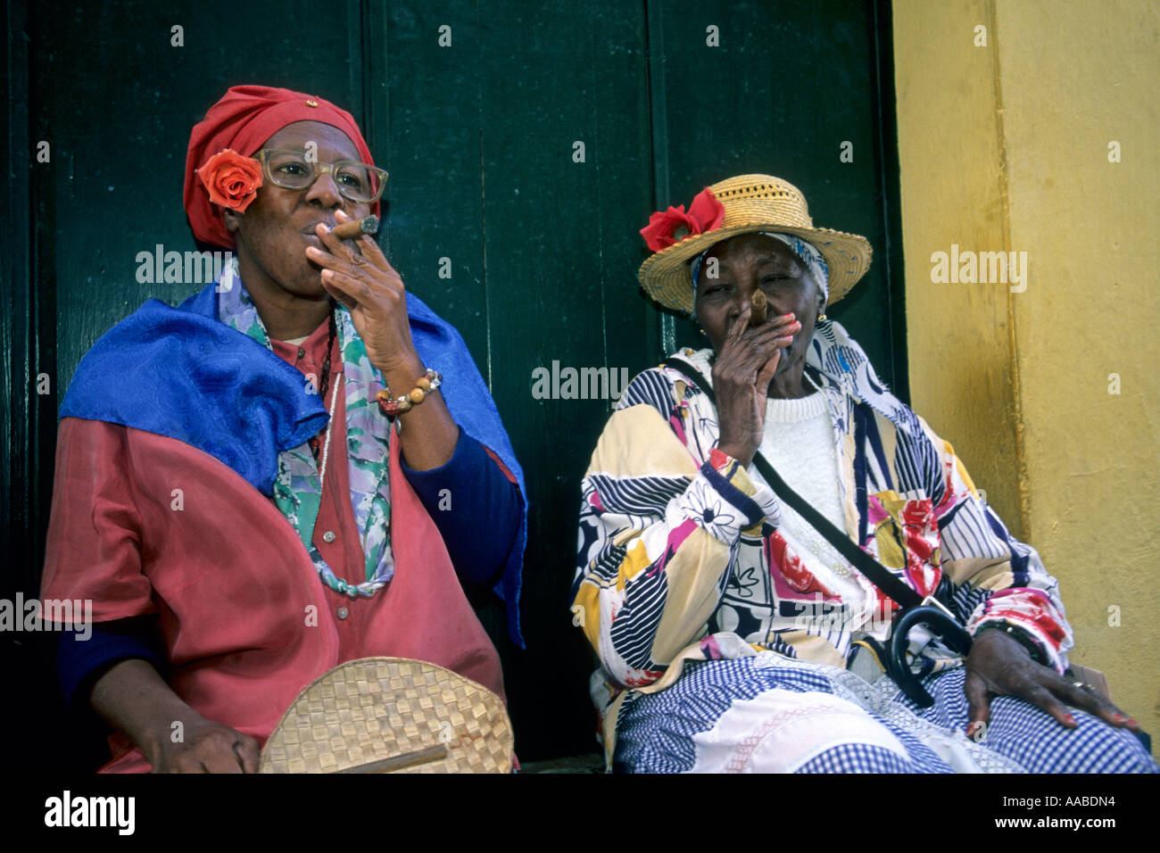 Due donne cubane con sigari Avana, Cuba Foto Stock