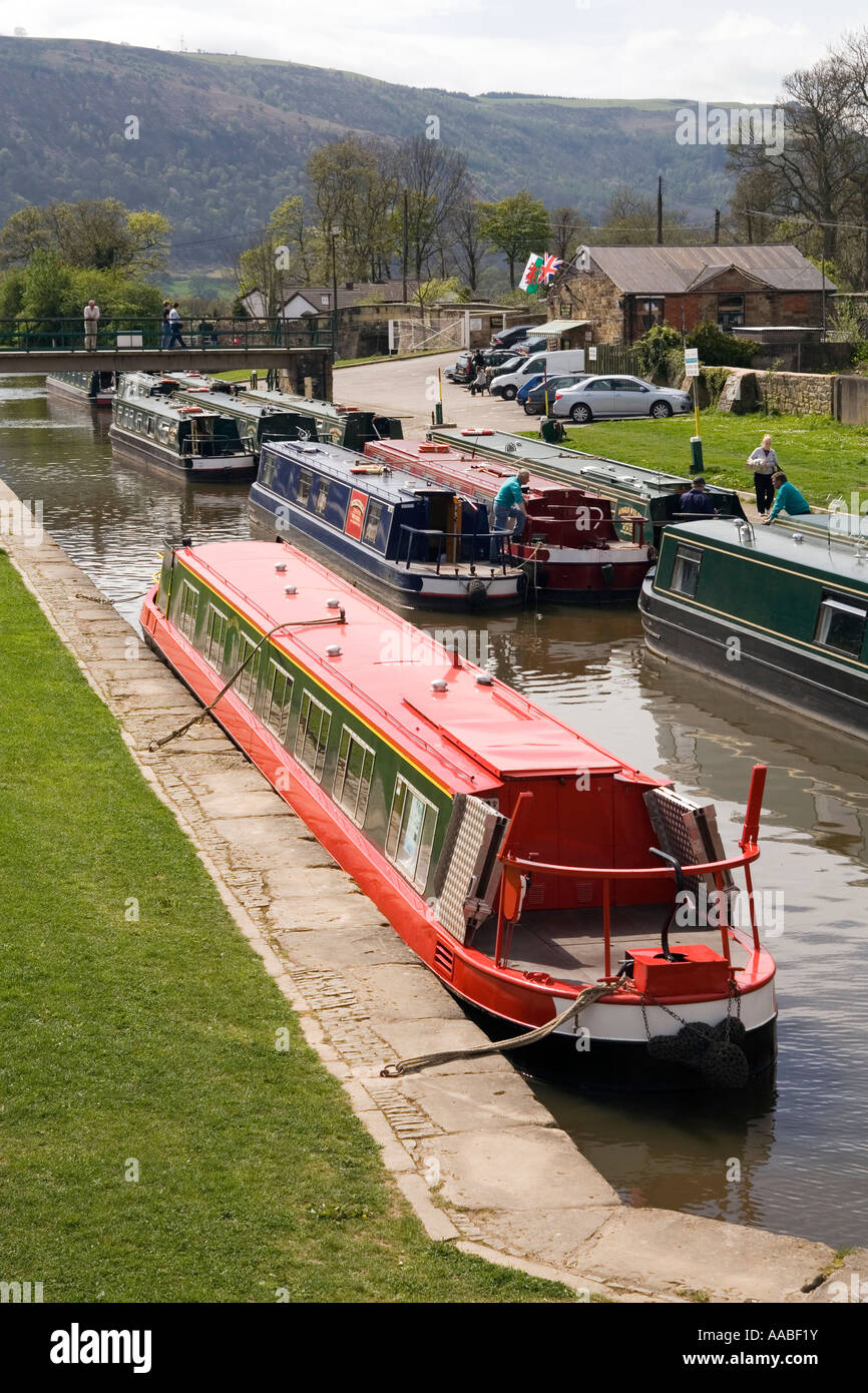 Regno Unito Galles Clwyd Shropshire Union Canal Llangollen ramo Acquedotto Pontcysyllte narrowboats nel bacino di Trevor Foto Stock