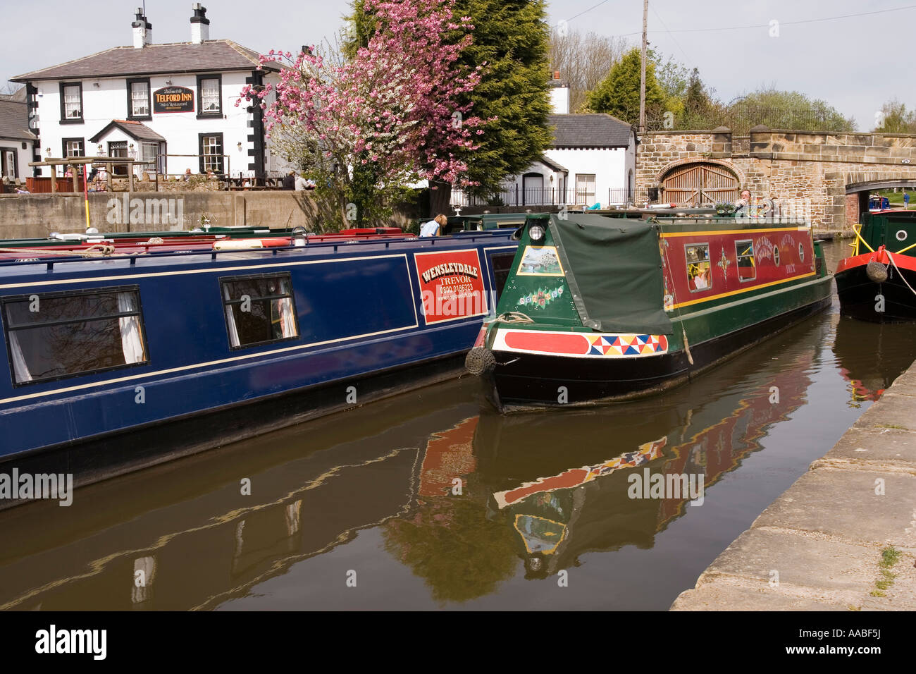 Regno Unito Galles Clwyd Shropshire Union Canal Llangollen ramo Acquedotto Pontcysyllte narrowboats nel bacino di Trevor Foto Stock