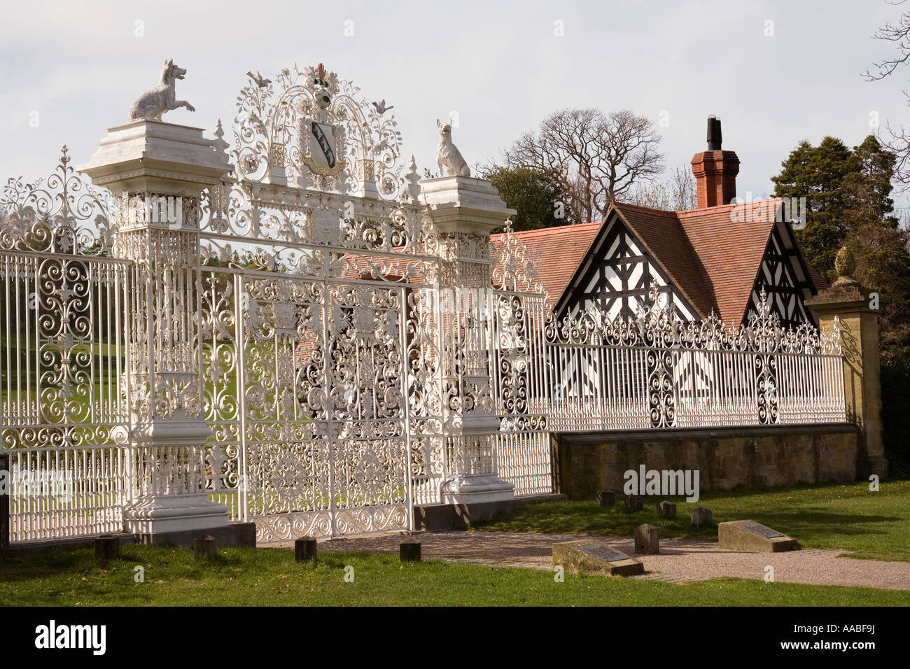 Regno Unito Galles Clwyd Chirk Chirk Castle ornamentali cancelli di ferro e gatehouse Foto Stock