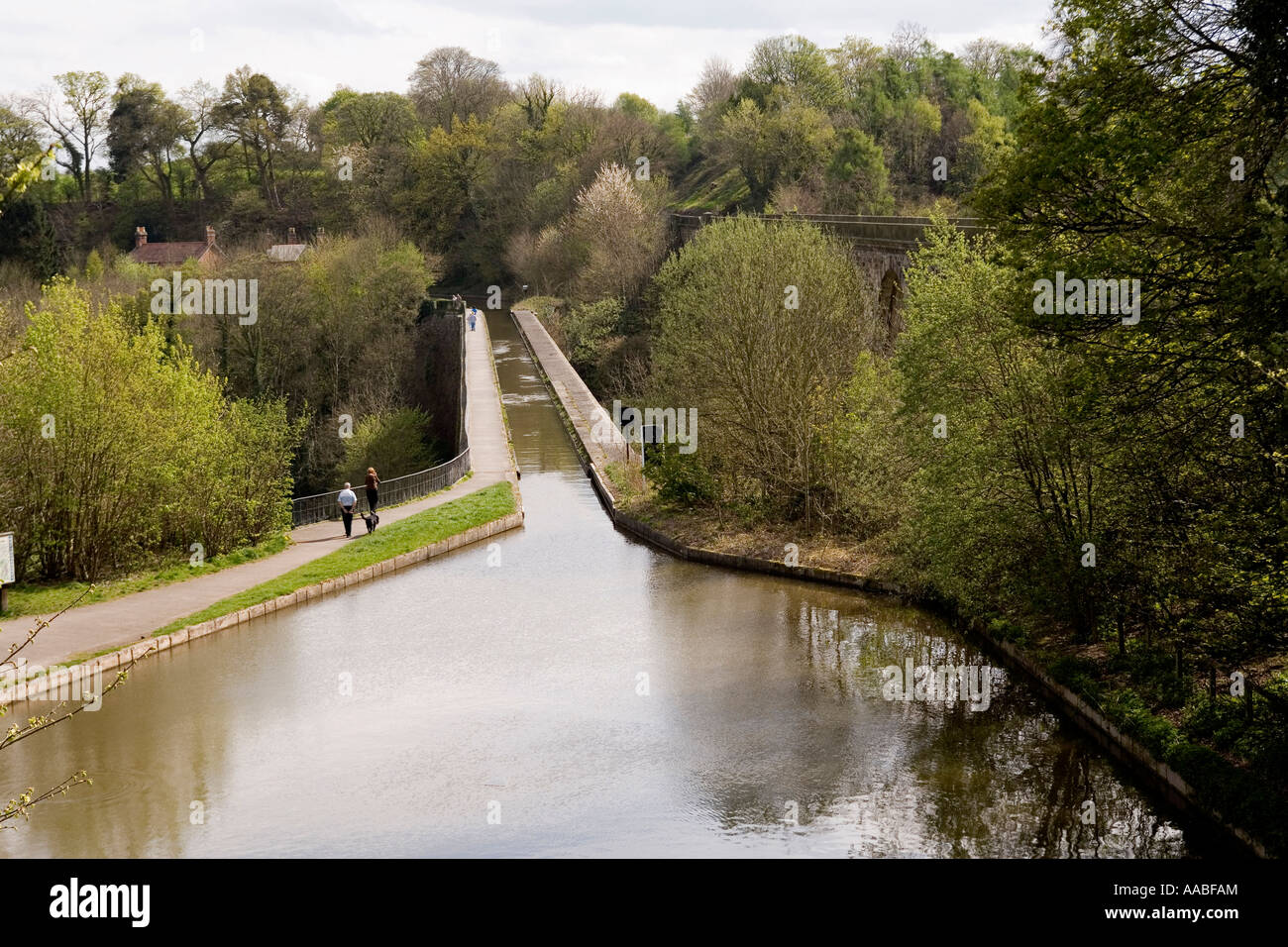 Regno Unito Galles Clwyd Chirk Thomas Telfords Lllangolen Canal acquedotto e ponte ferroviario sulla Afon Ceiriog Foto Stock