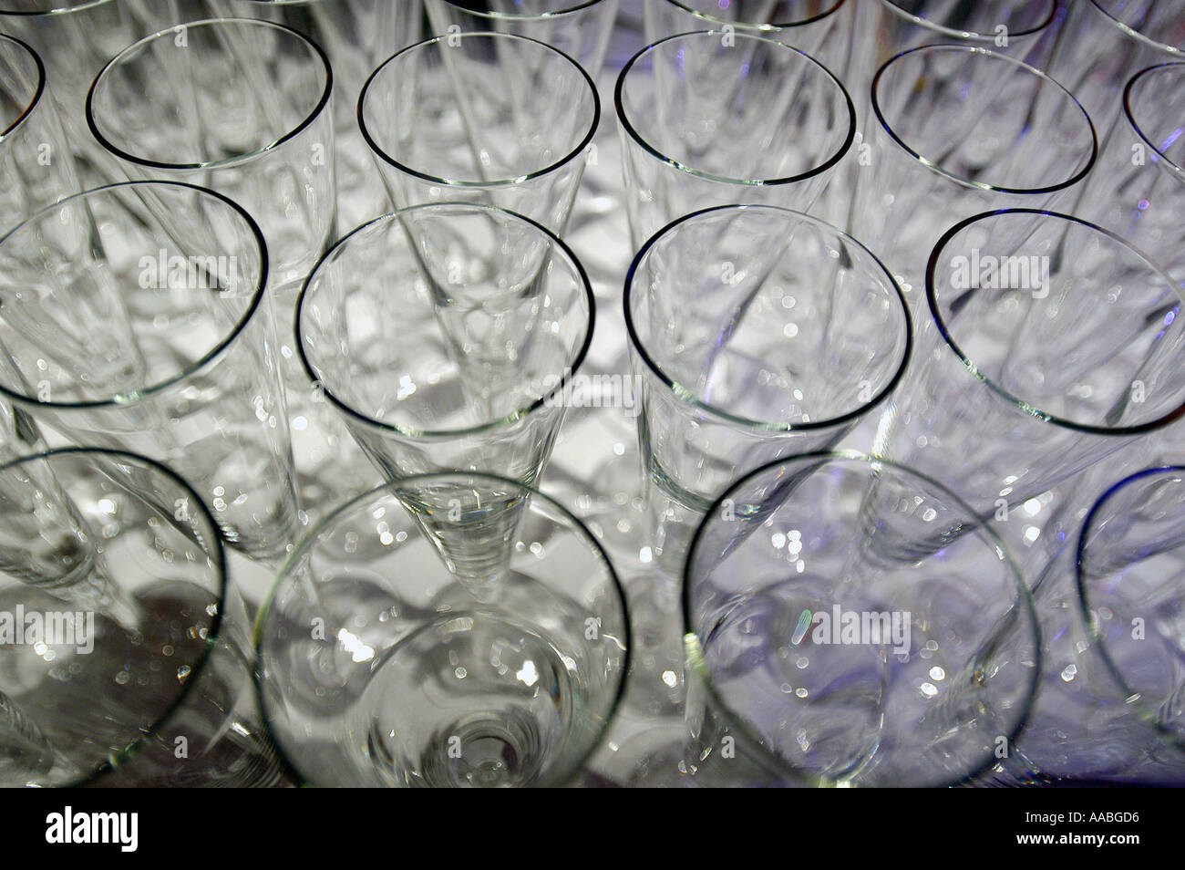 Righe di bicchieri di vino Foto Stock
