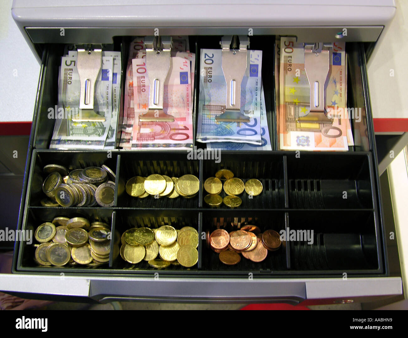 Le banconote in euro nel cassetto dei contanti Foto stock - Alamy