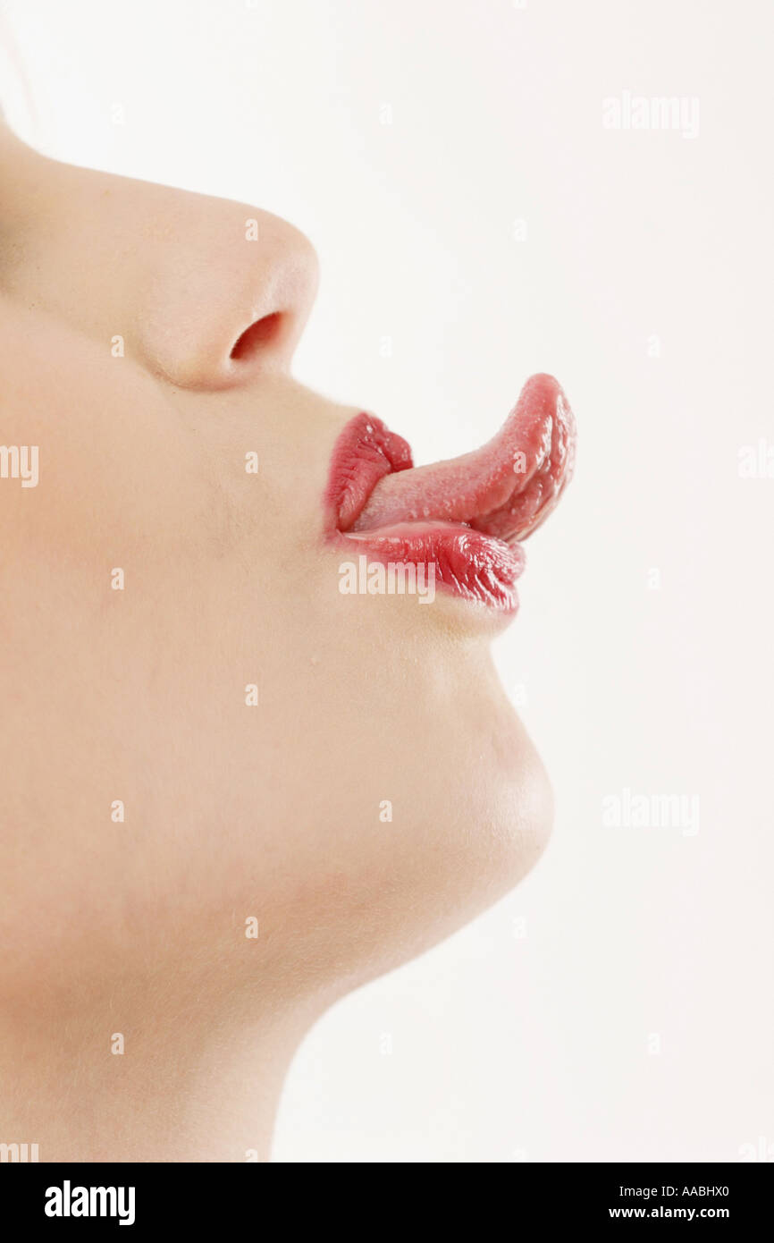 Donna bastoni di lei con la lingua fuori Foto Stock