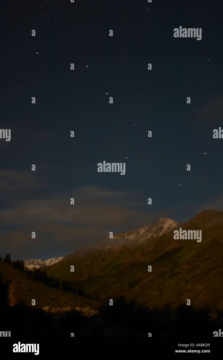 Orsa Maggiore costellazione sopra le montagne nevose illuminato dalla luna Chon Aksu Kirghizistan Foto Stock