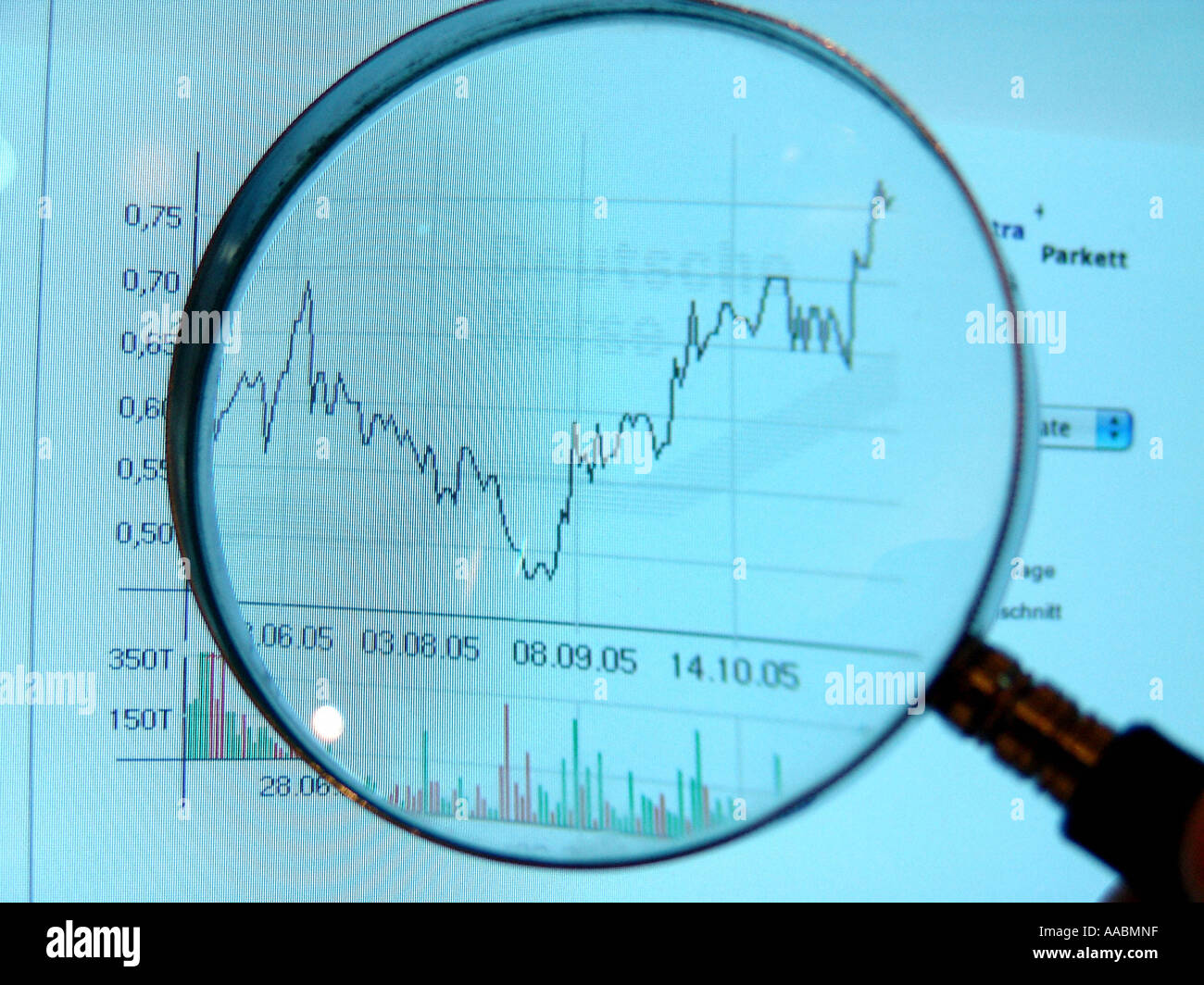Statistica sotto un vetro di lettura Foto Stock