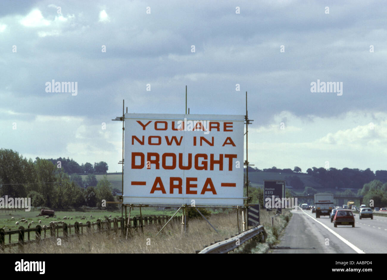 Siccità un cartello di segnalazione sull autostrada M5 vicino a Exeter Devon England circa 1976 Foto Stock