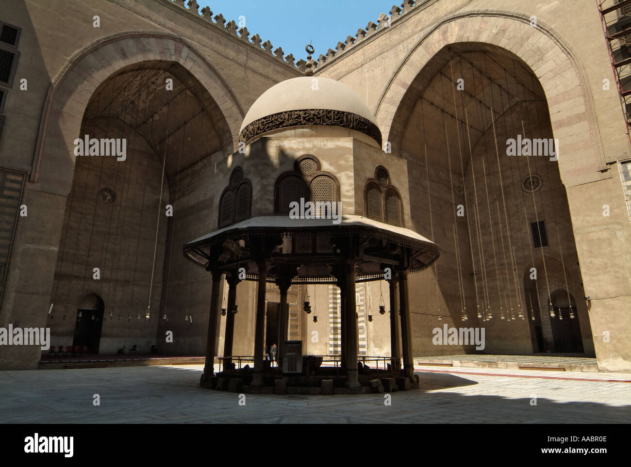 Fontana nel cortile del sultano moschea Hassan al Cairo, Egitto Foto Stock