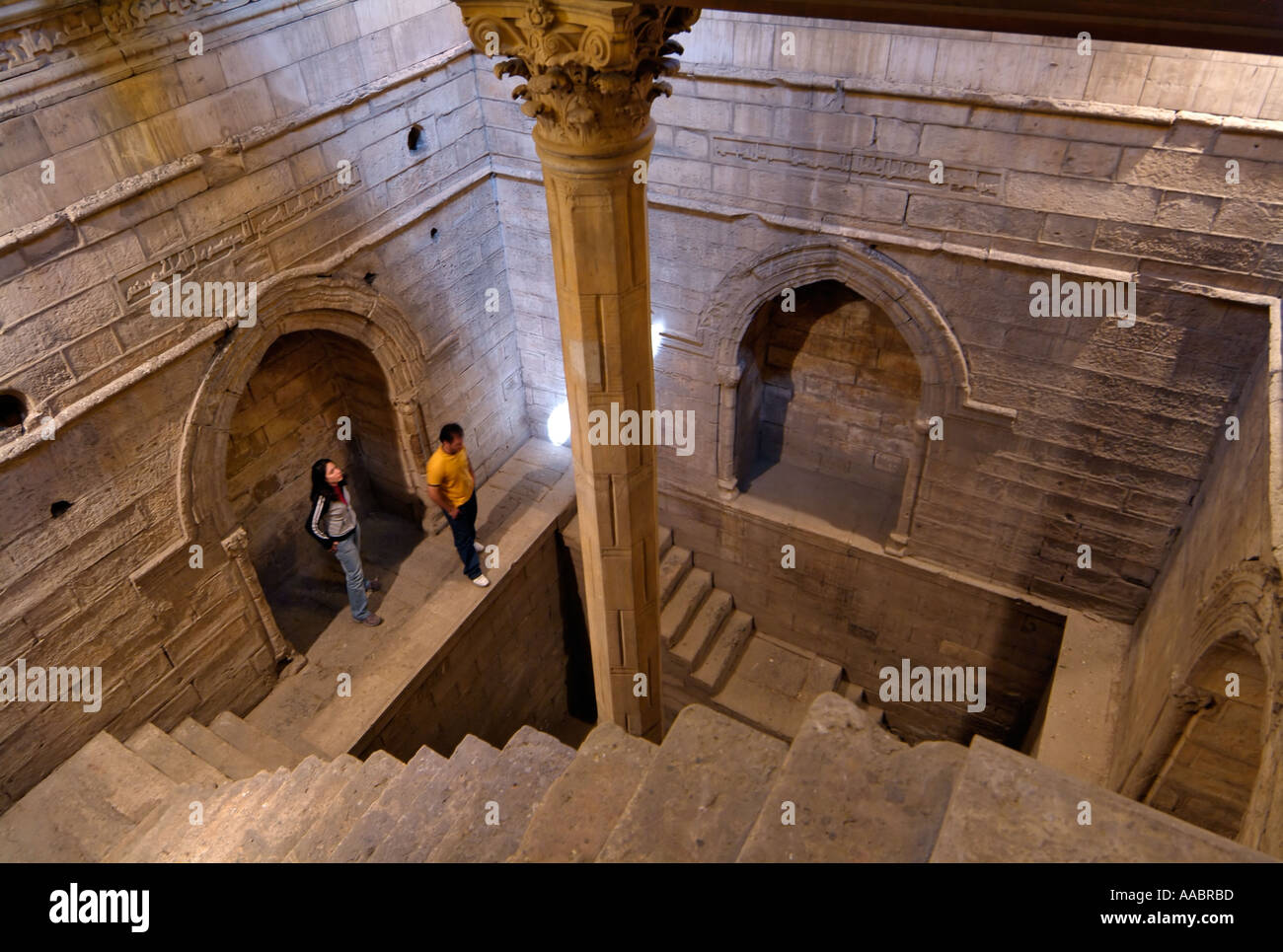 I turisti che visitano la Nilometer, Rode si avvicinò cautamente per ascoltare Isola, Il Cairo, Egitto Foto Stock