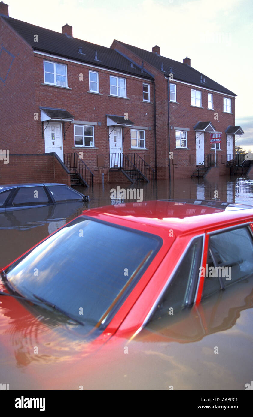 Allagate le auto e le case in Upton su Severn Worcestershire dopo il fiume Severn burst le sue banche Foto Stock