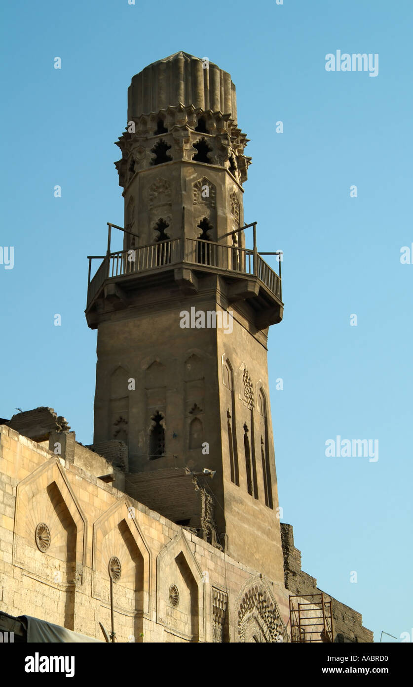 Minareto della moschea, Al-Muizz Li Din Allah street, Khan al-Khalili al Cairo, Egitto Foto Stock